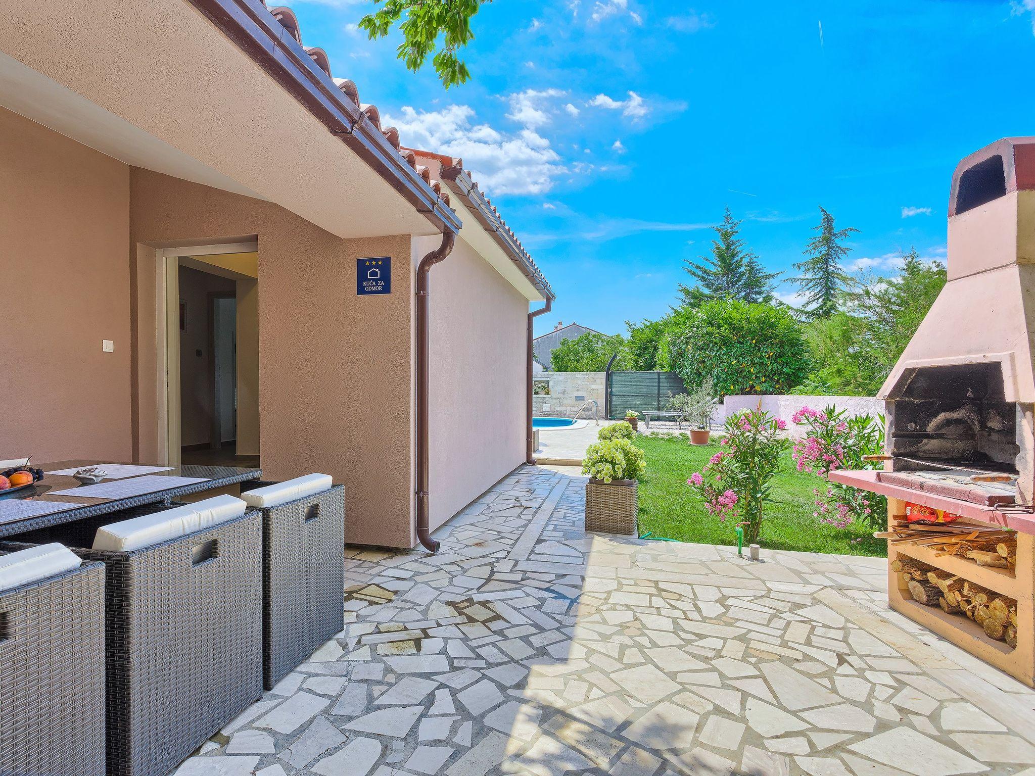 Foto 10 - Casa con 3 camere da letto a Pola con piscina privata e giardino