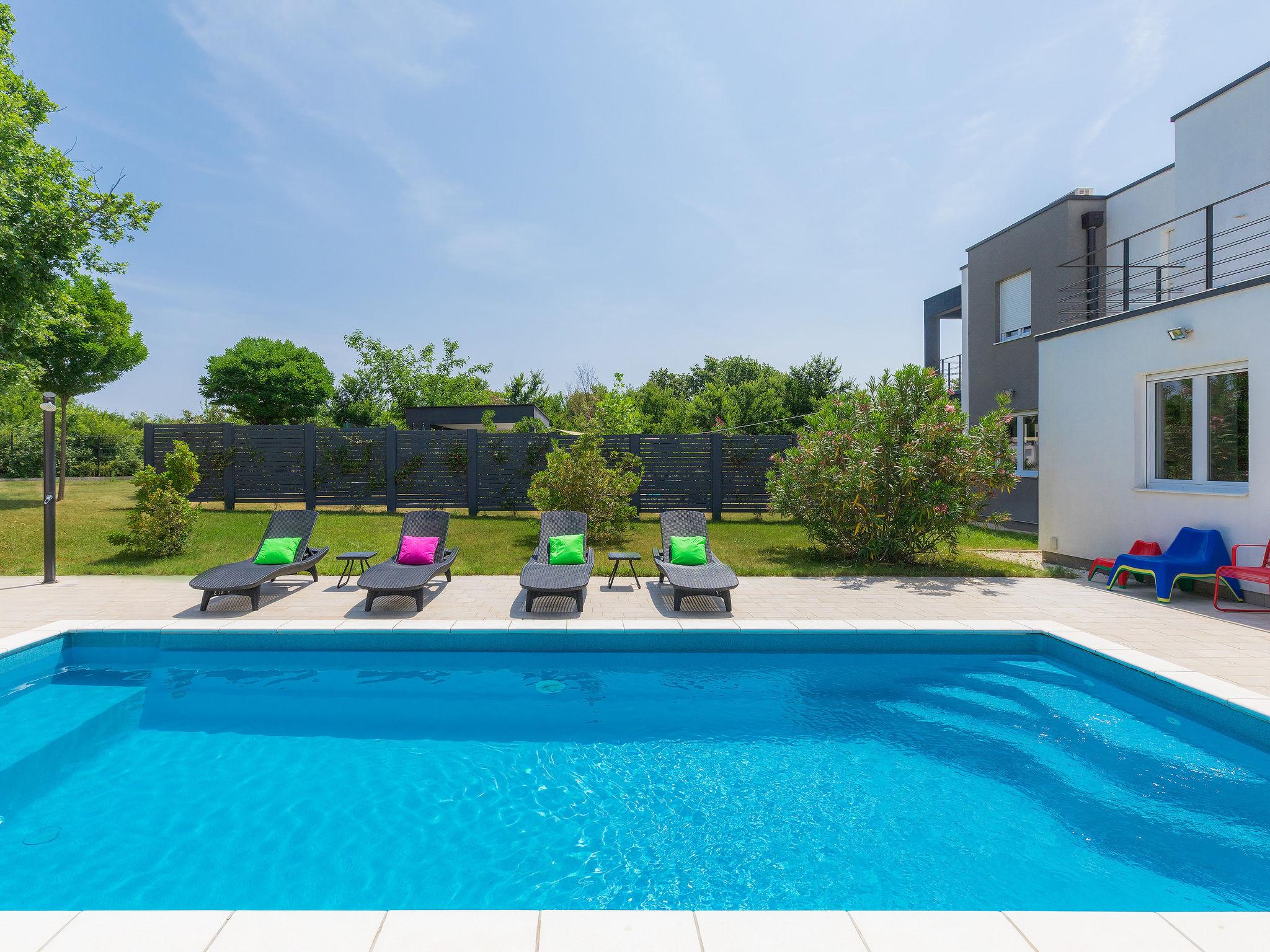 Foto 7 - Casa con 3 camere da letto a Ližnjan con piscina privata e vista mare