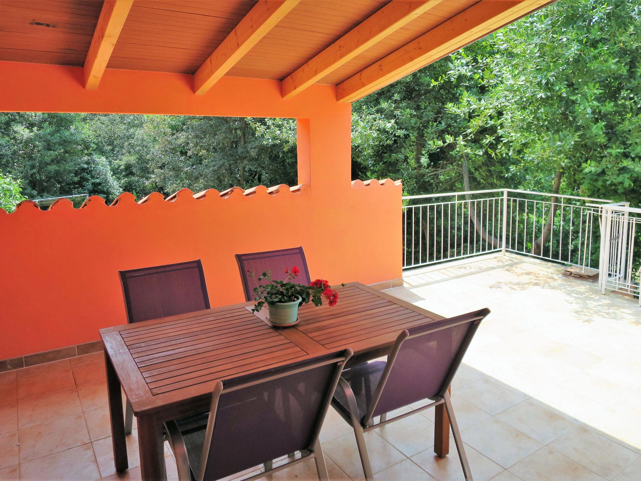 Foto 2 - Apartamento de 1 quarto em Rovinj com jardim e terraço