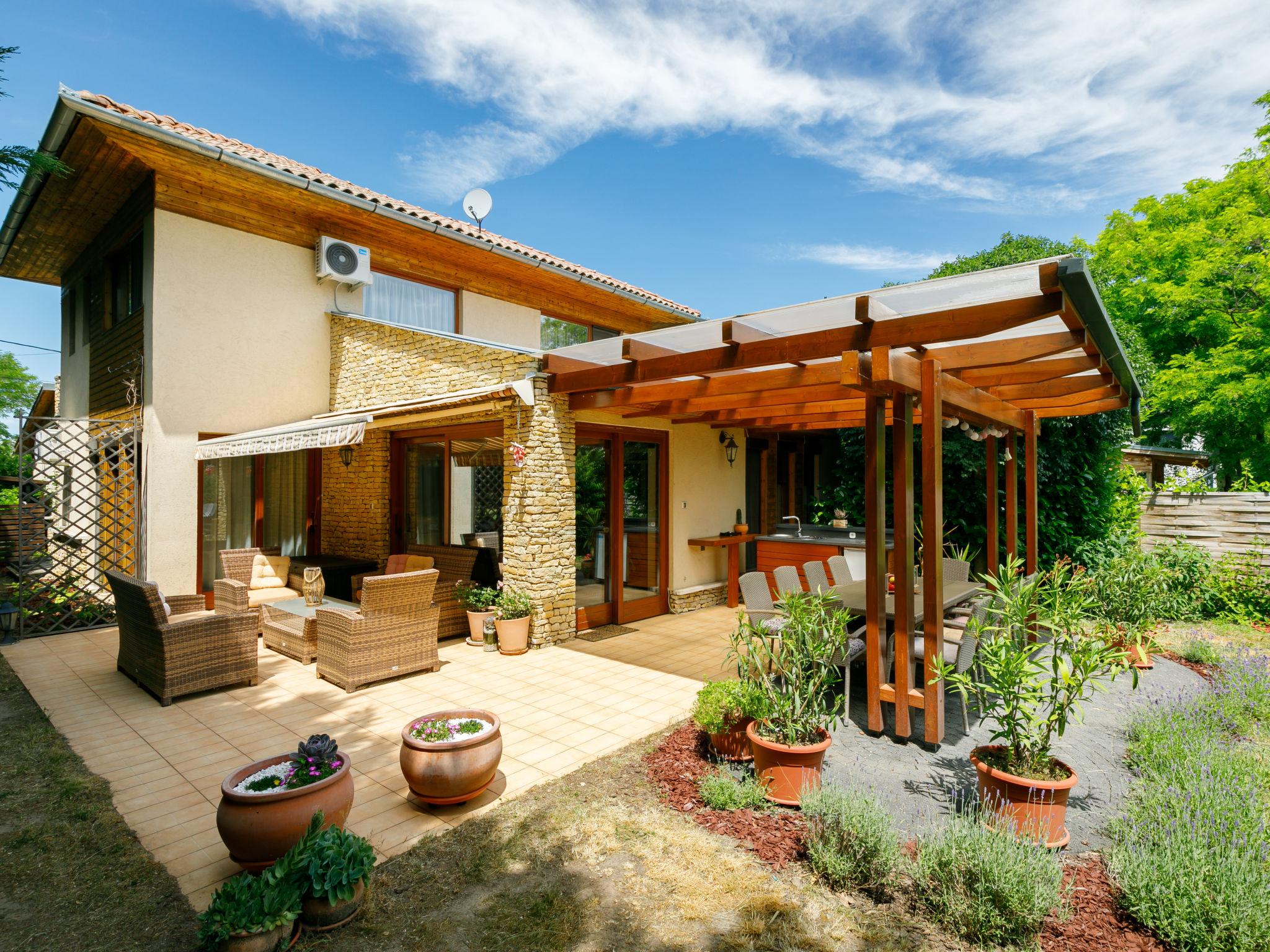 Foto 1 - Casa con 4 camere da letto a Balatonőszöd con giardino e terrazza