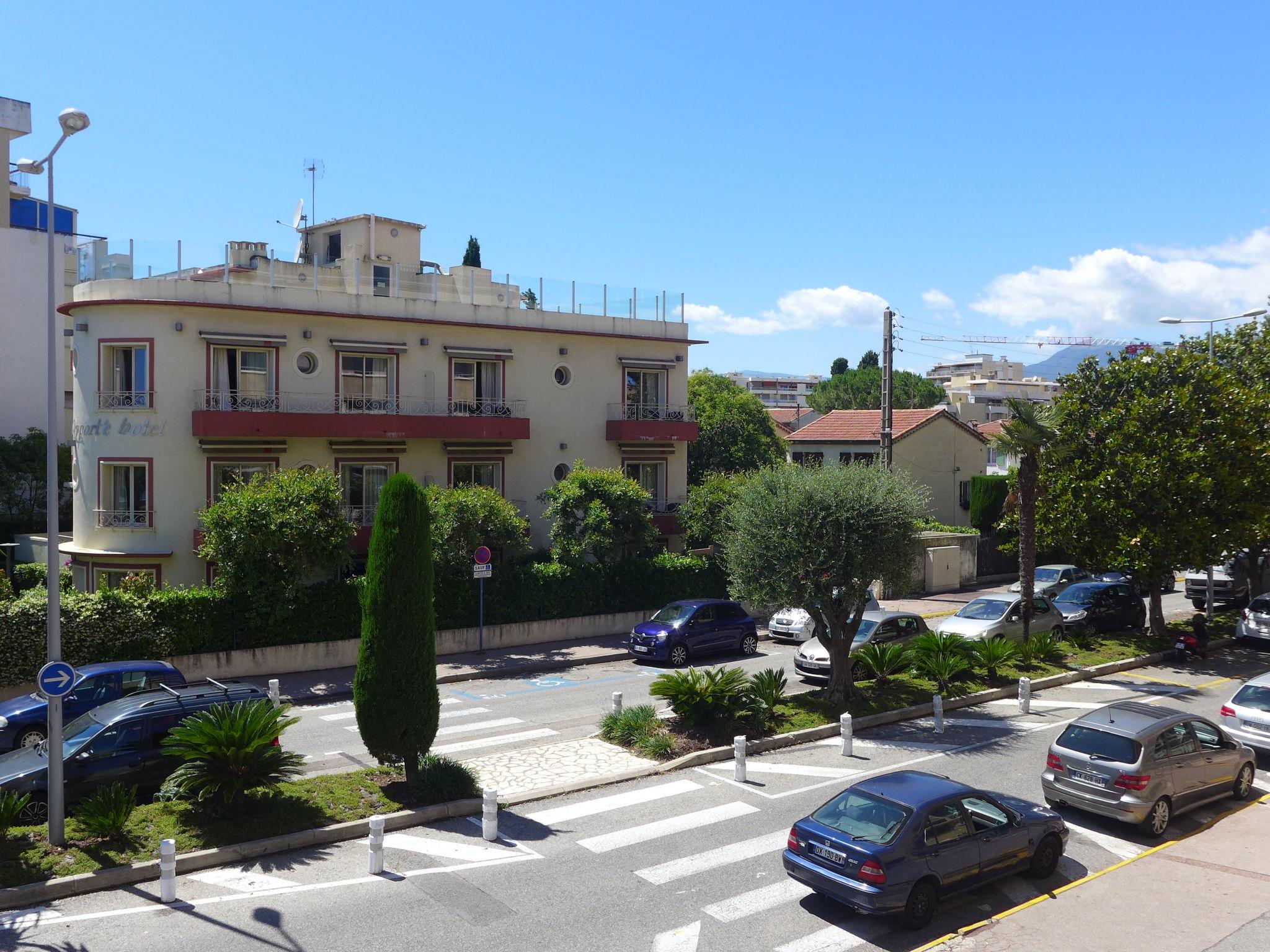 Foto 11 - Apartamento de 1 habitación en Cagnes-sur-Mer con vistas al mar