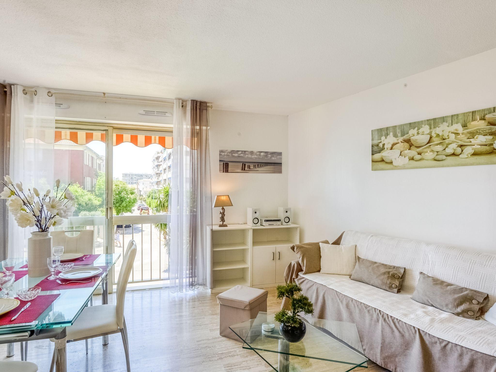 Foto 7 - Appartamento con 1 camera da letto a Cagnes-sur-Mer con vista mare