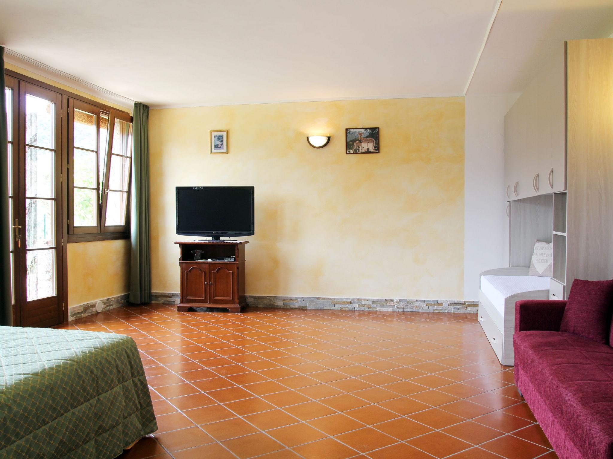 Foto 7 - Apartamento de 1 habitación en Tremosine sul Garda con piscina y vistas a la montaña