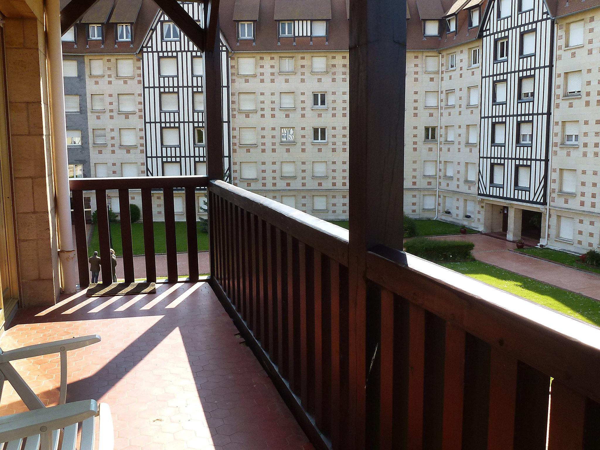 Foto 3 - Appartamento con 1 camera da letto a Deauville con vista mare