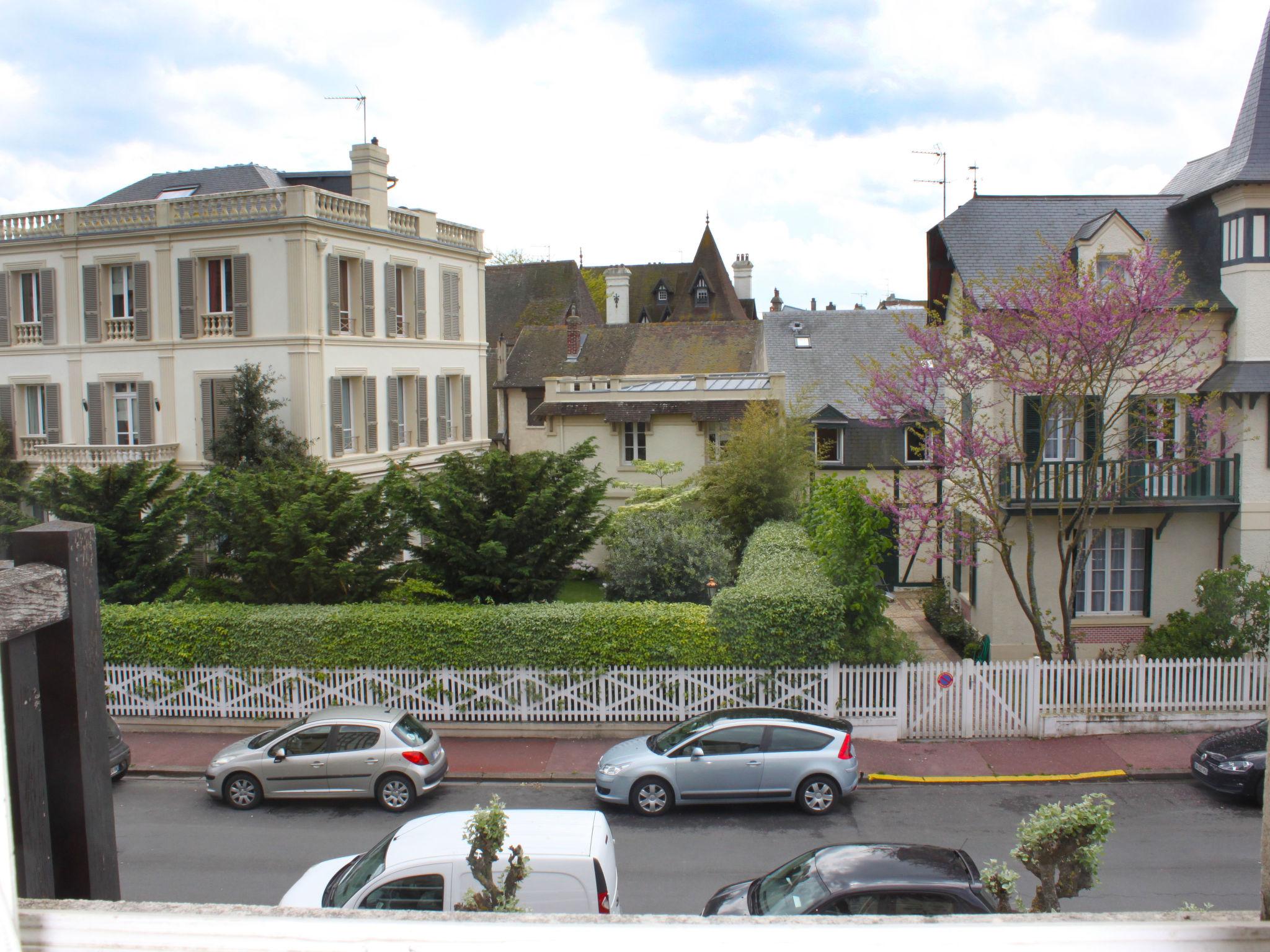 Foto 16 - Appartamento con 1 camera da letto a Deauville con vista mare