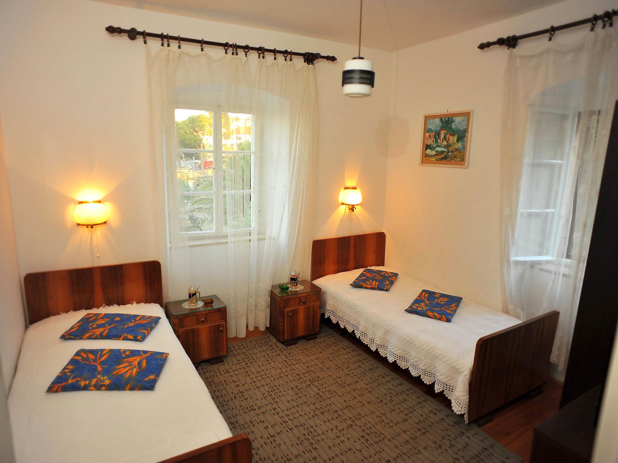 Foto 14 - Appartamento con 3 camere da letto a Sutivan con vista mare
