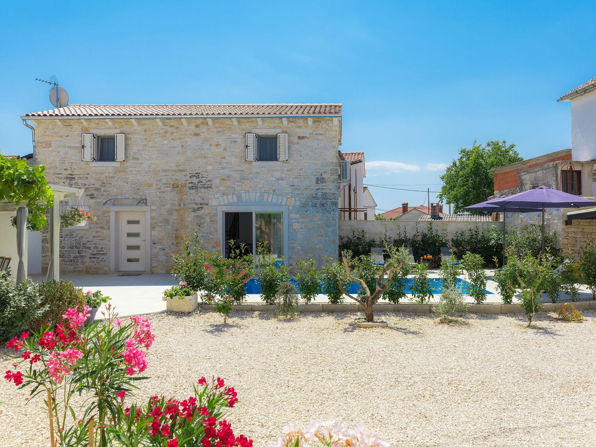 Photo 6 - Maison de 2 chambres à Sveti Petar u Šumi avec piscine privée et vues à la mer