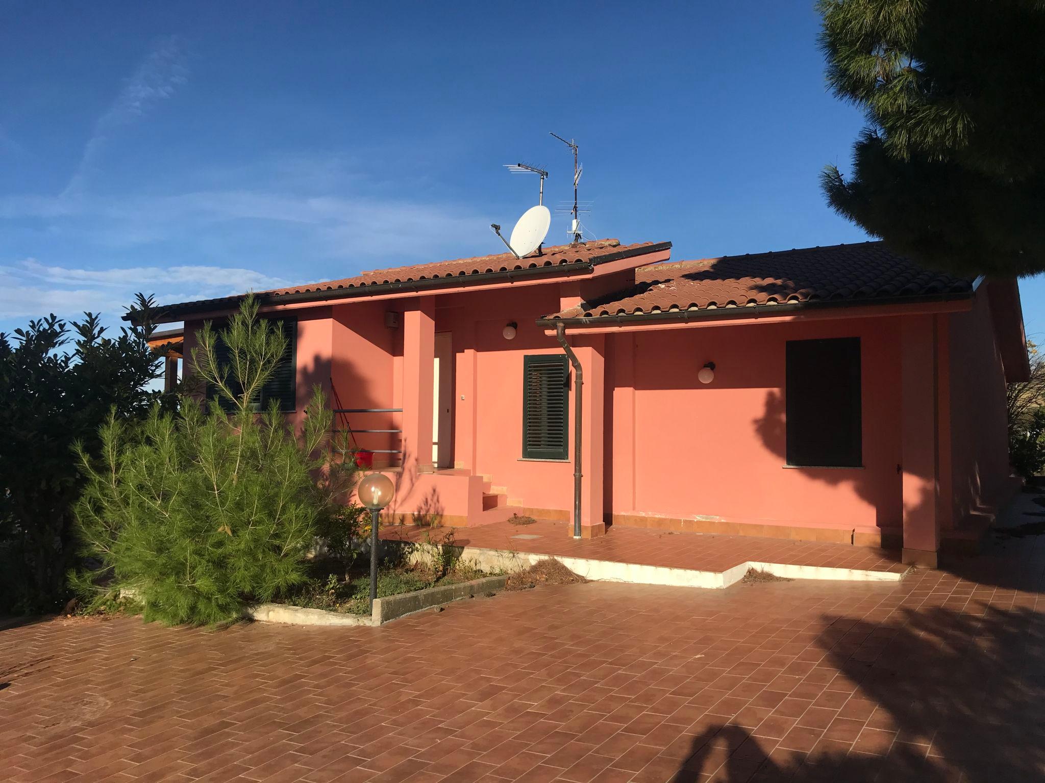 Photo 2 - Maison de 3 chambres à Città Sant'Angelo avec piscine et vues à la mer