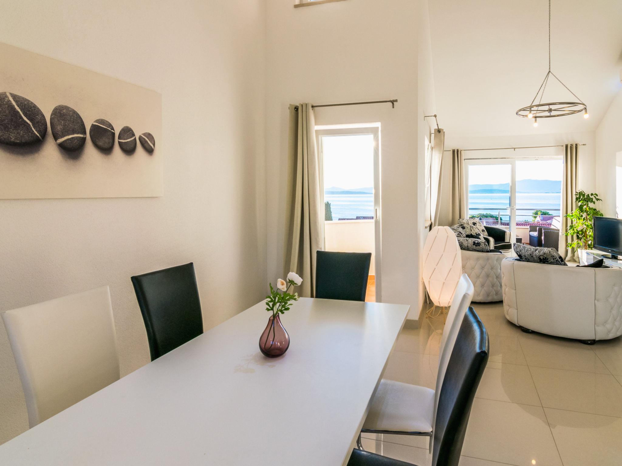 Foto 8 - Apartamento de 3 quartos em Sutivan com piscina e vistas do mar