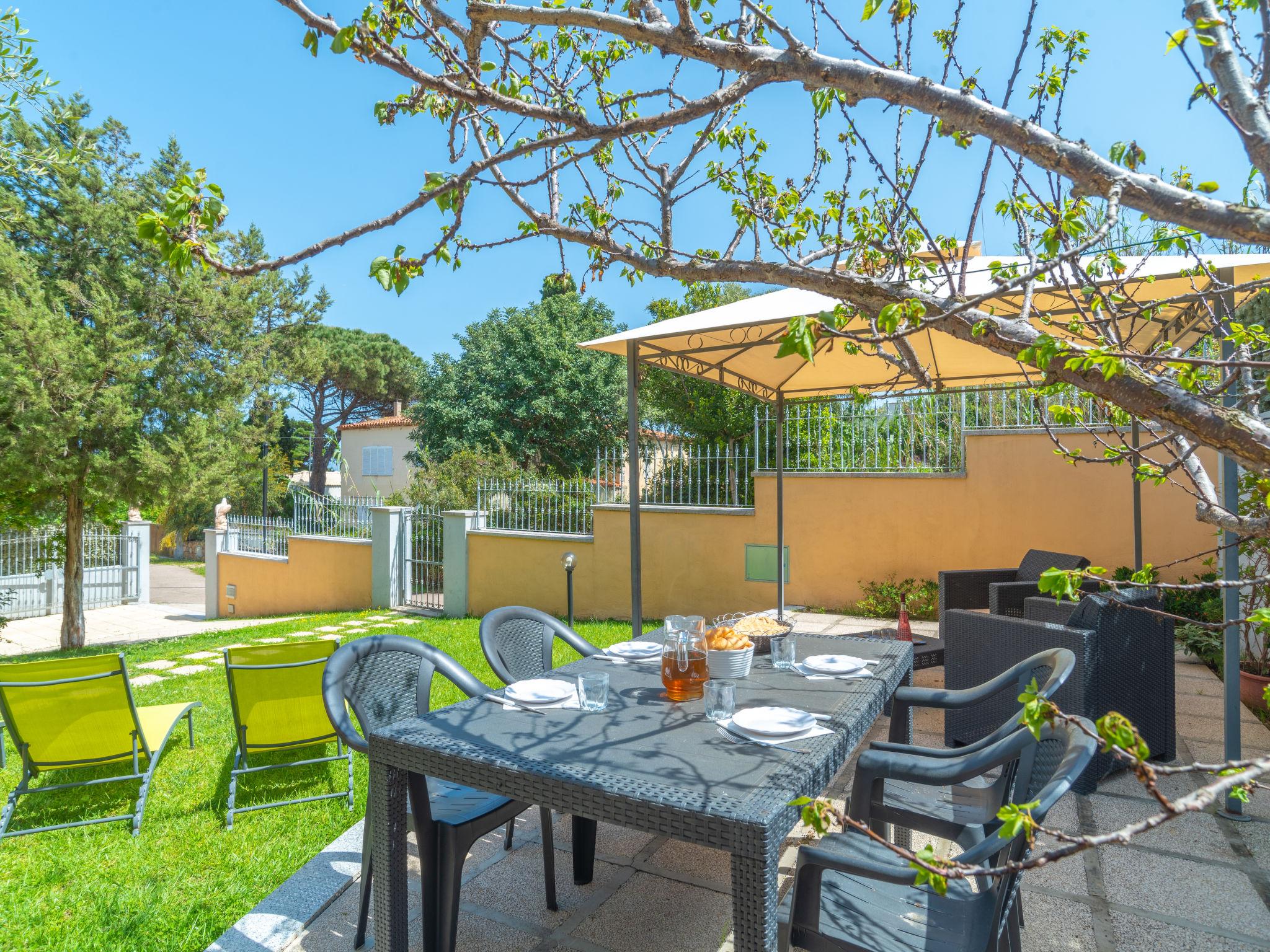 Photo 2 - Maison de 3 chambres à Olbia avec jardin et vues à la mer