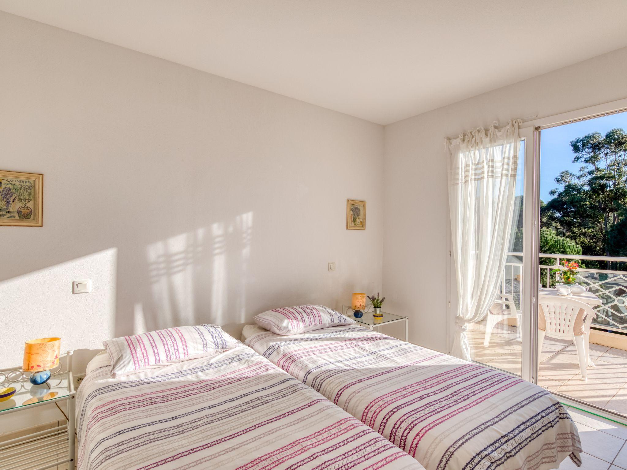 Foto 9 - Casa con 2 camere da letto a Sainte-Maxime con piscina e vista mare