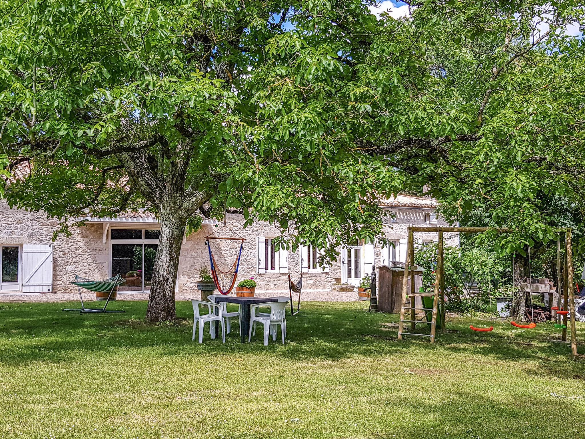 Photo 31 - Maison de 6 chambres à Bonneville-et-St-Avit-de-Fumadières avec piscine privée et jardin