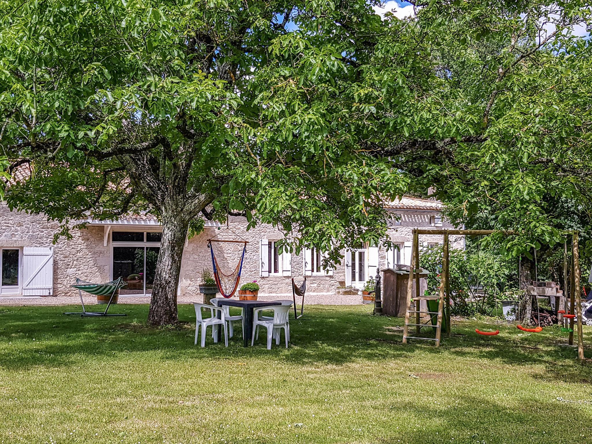 Photo 26 - Maison de 6 chambres à Bonneville-et-St-Avit-de-Fumadières avec piscine privée et jardin