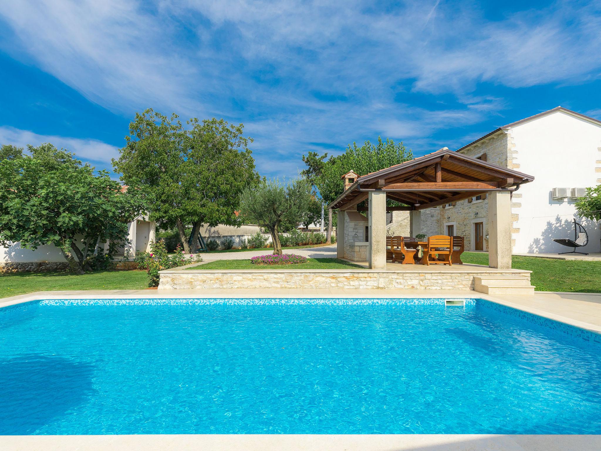 Photo 2 - Maison de 3 chambres à Žminj avec piscine privée et vues à la mer