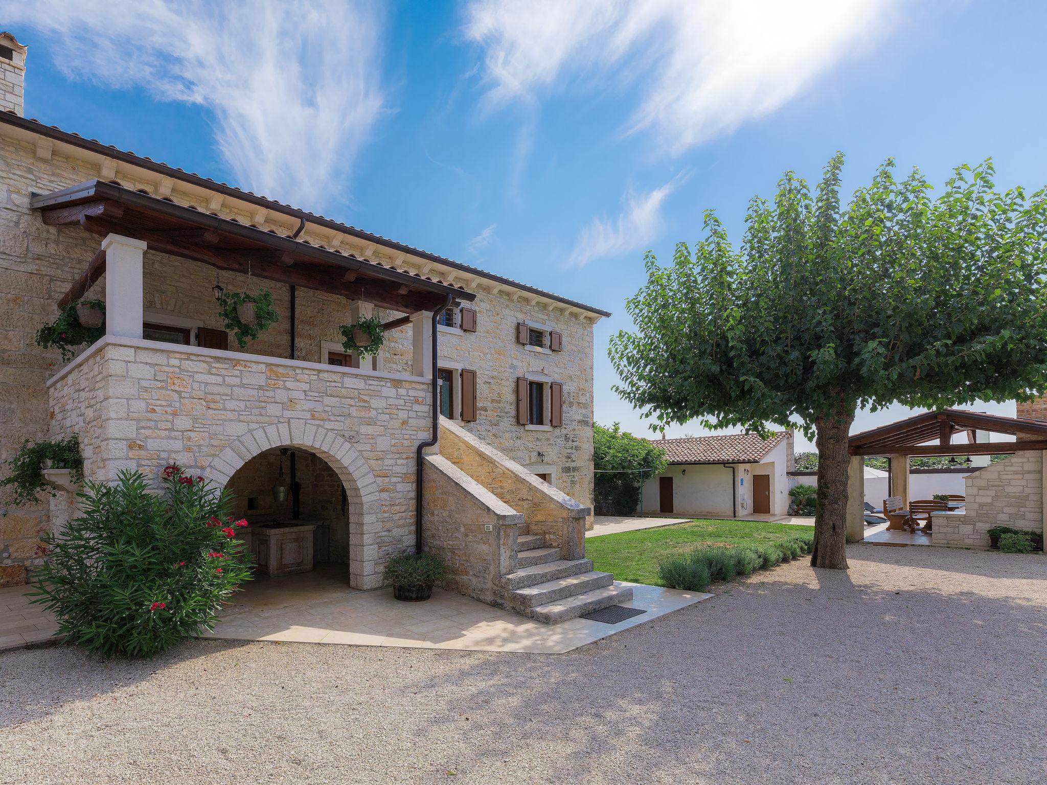 Foto 50 - Casa con 3 camere da letto a Žminj con piscina privata e giardino