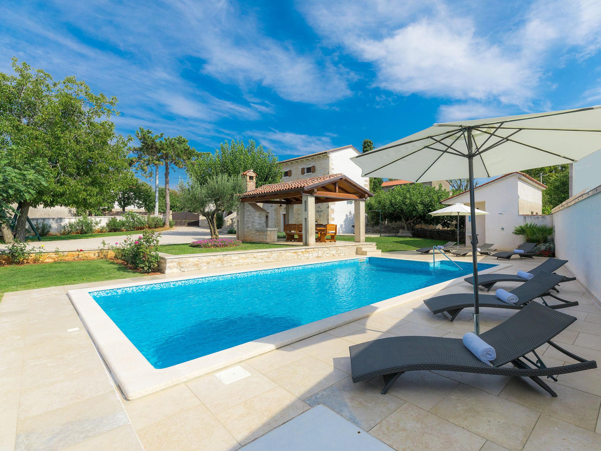 Photo 1 - Maison de 3 chambres à Žminj avec piscine privée et jardin