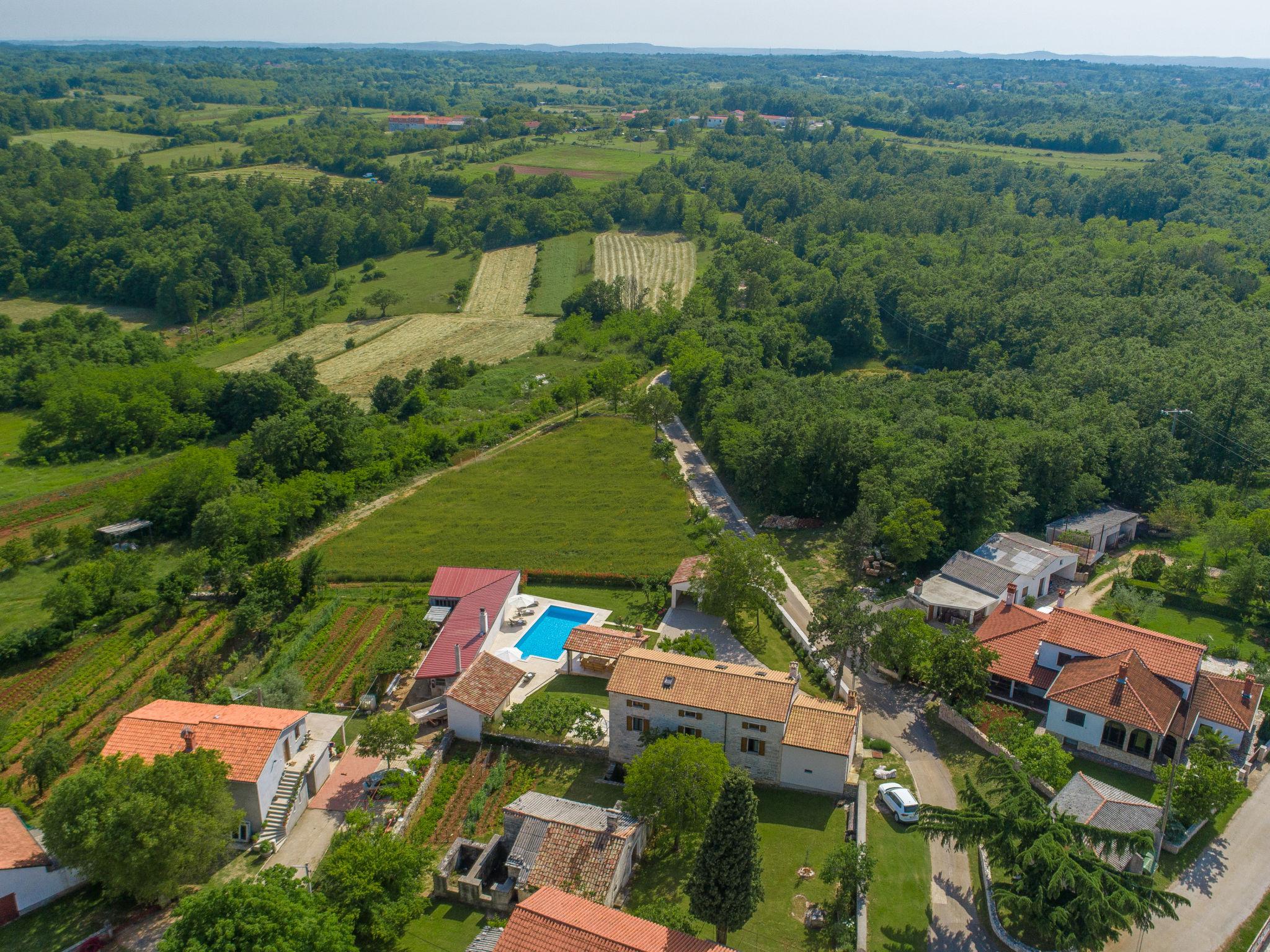 Foto 46 - Casa de 3 quartos em Žminj com piscina privada e vistas do mar