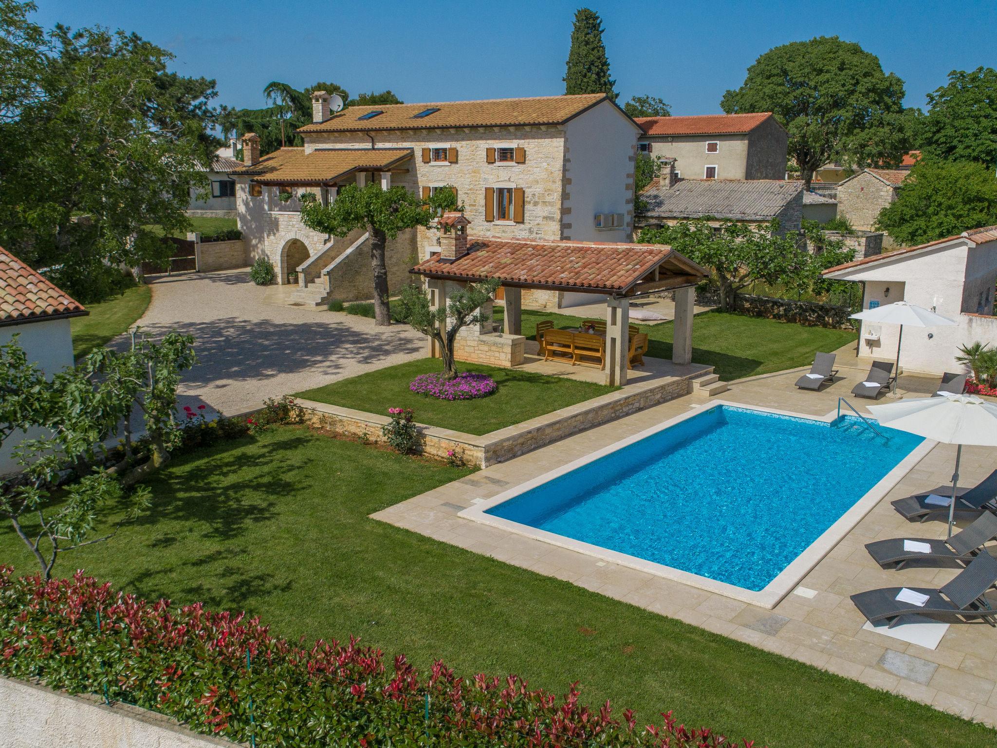 Photo 3 - Maison de 3 chambres à Žminj avec piscine privée et vues à la mer