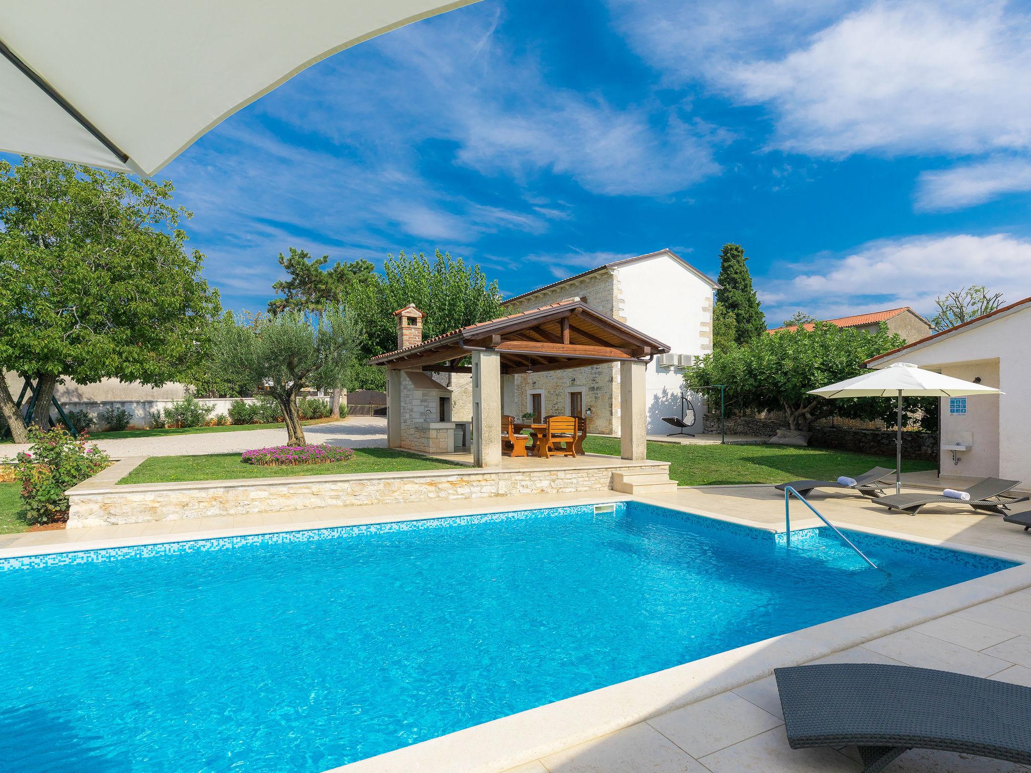 Photo 36 - Maison de 3 chambres à Žminj avec piscine privée et vues à la mer