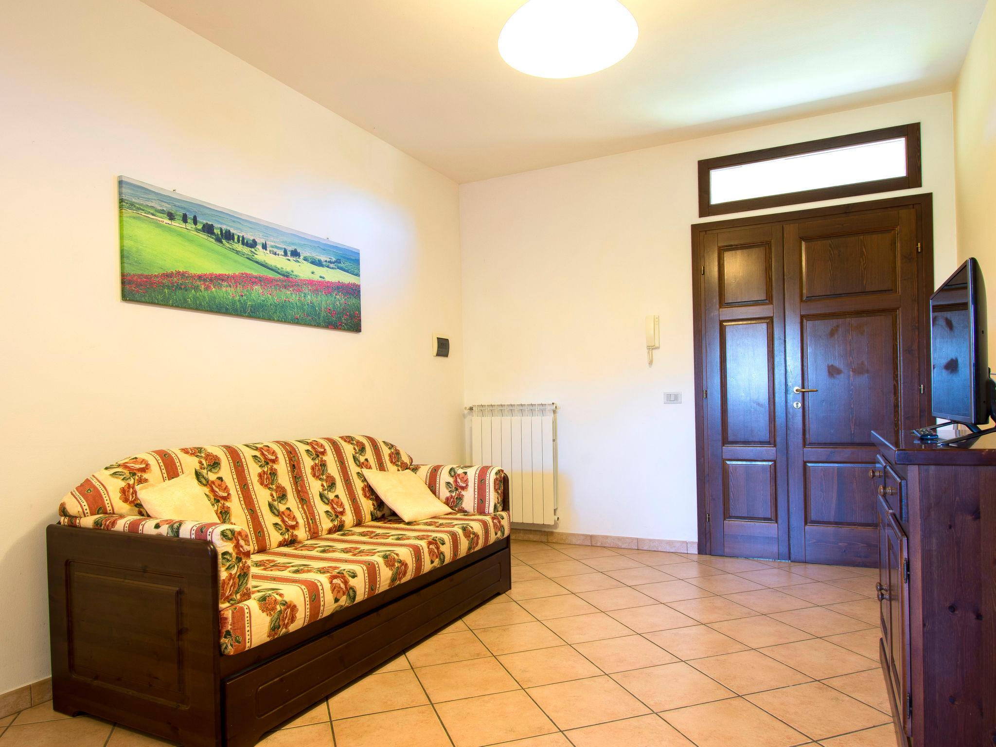 Foto 7 - Appartamento con 2 camere da letto a Cecina con piscina e vista mare