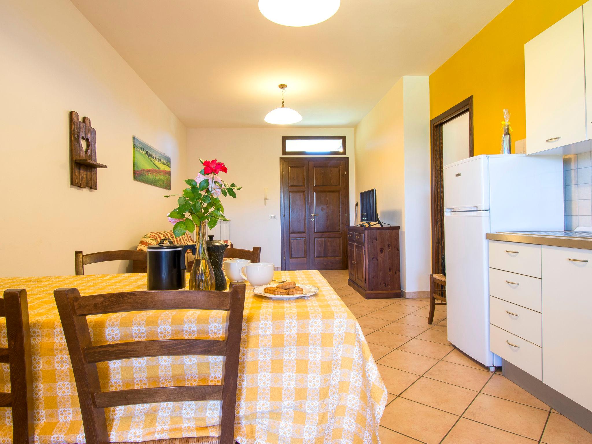 Photo 9 - 2 bedroom Apartment in Cecina with swimming pool and garden