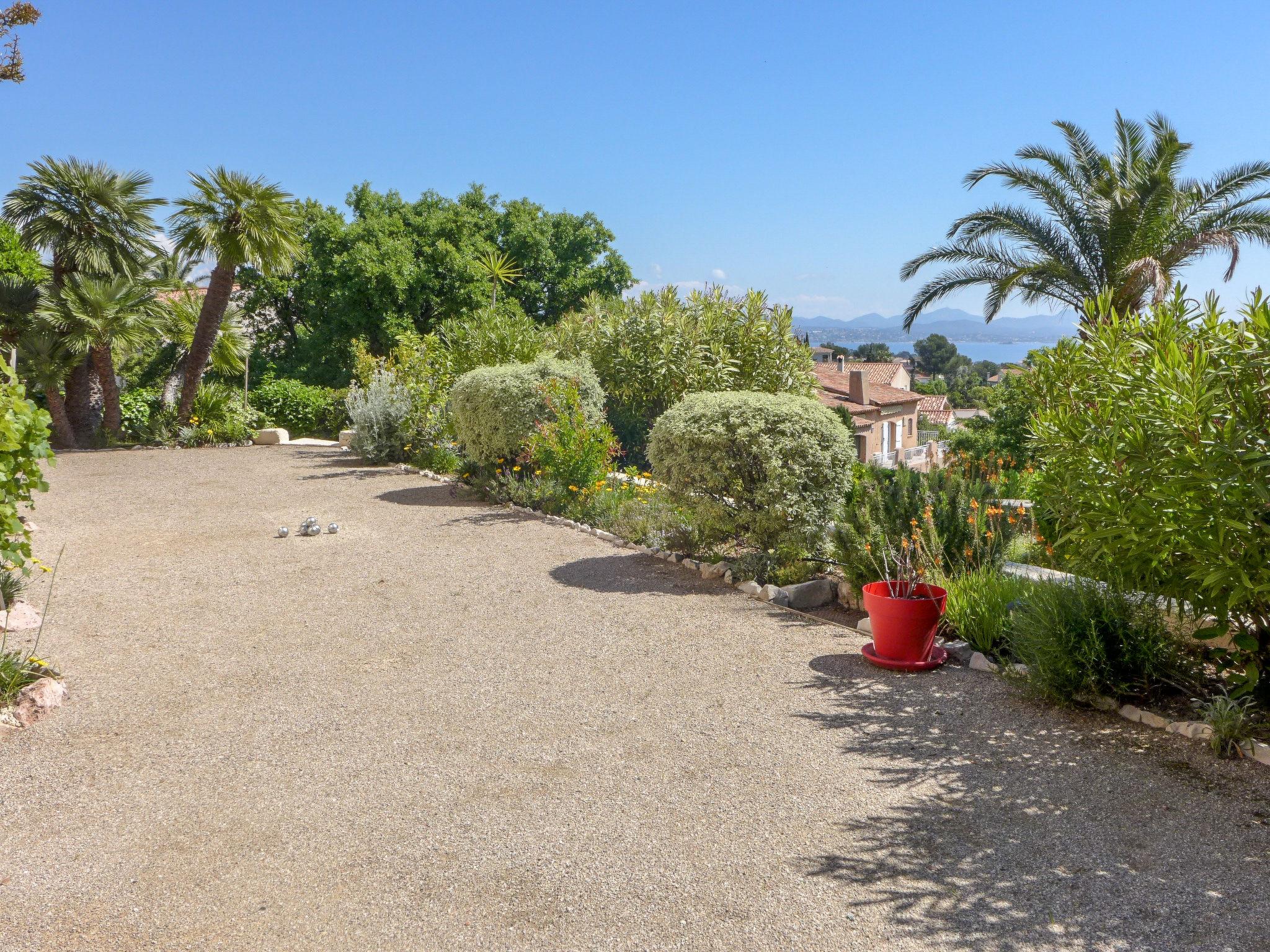 Foto 28 - Casa con 4 camere da letto a Fréjus con piscina privata e vista mare