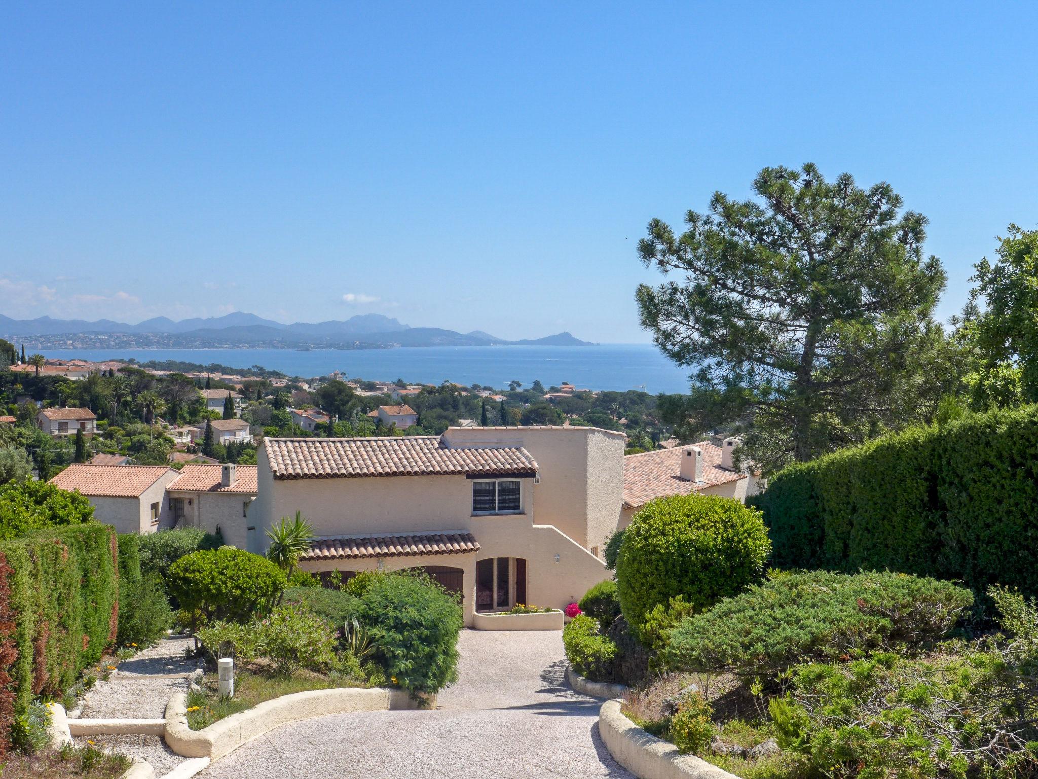 Foto 30 - Casa con 4 camere da letto a Fréjus con piscina privata e vista mare