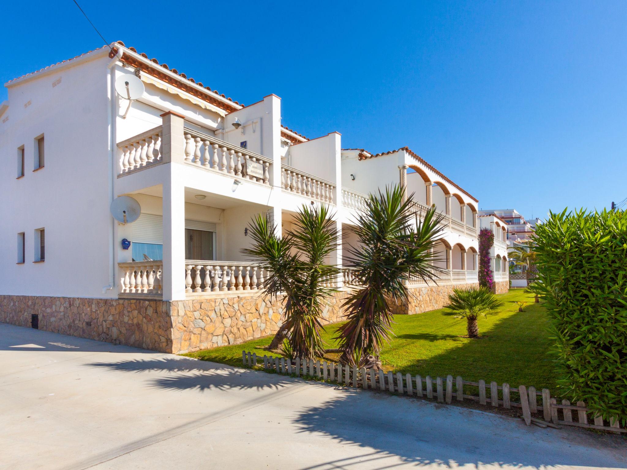 Foto 15 - Apartment mit 1 Schlafzimmer in Castelló d'Empúries mit blick aufs meer