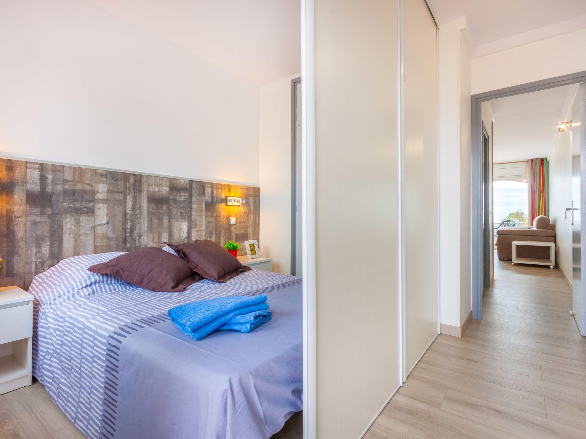 Foto 10 - Apartment mit 1 Schlafzimmer in Castelló d'Empúries mit blick aufs meer