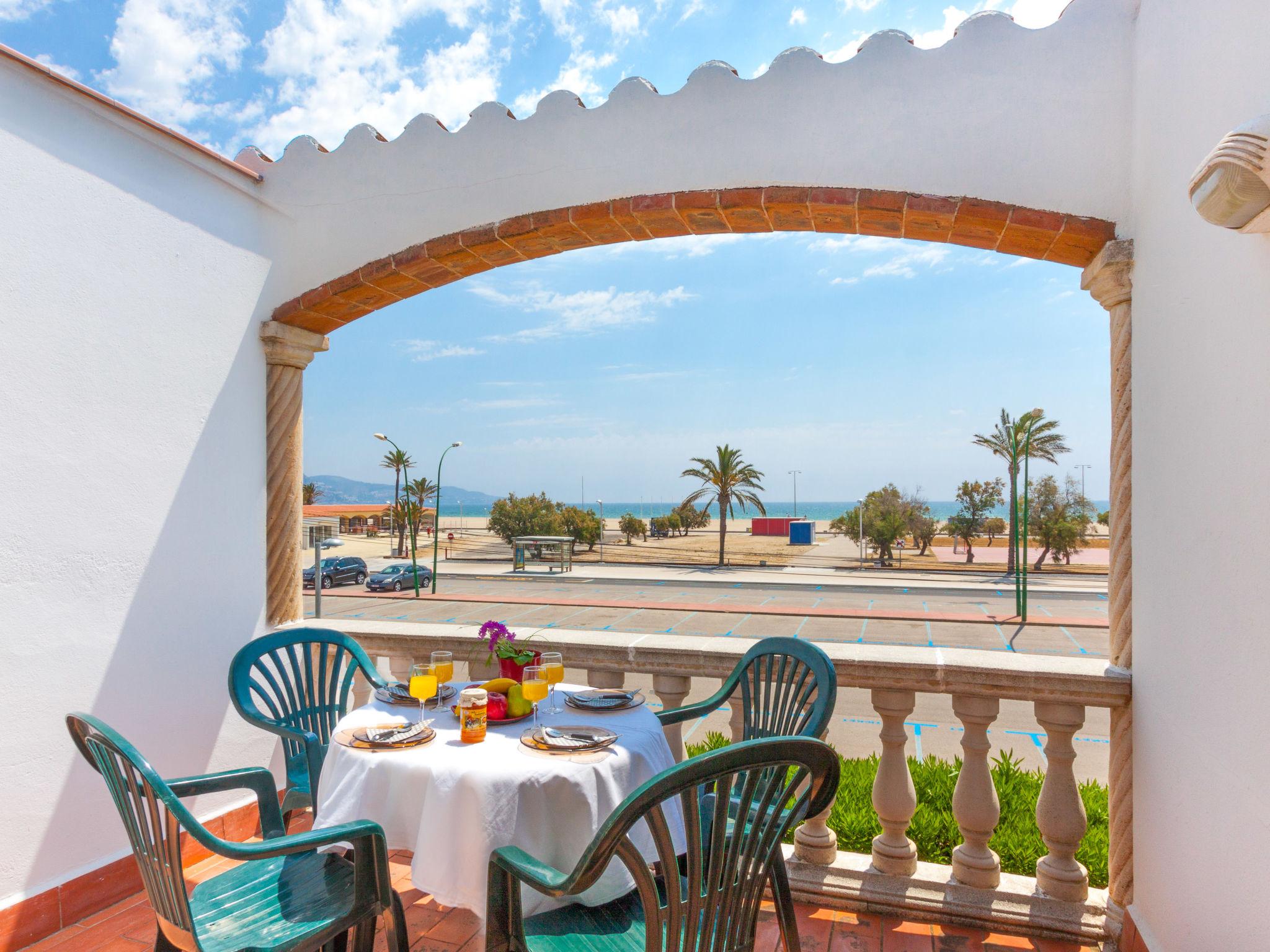 Foto 5 - Apartamento de 1 habitación en Castelló d'Empúries con vistas al mar