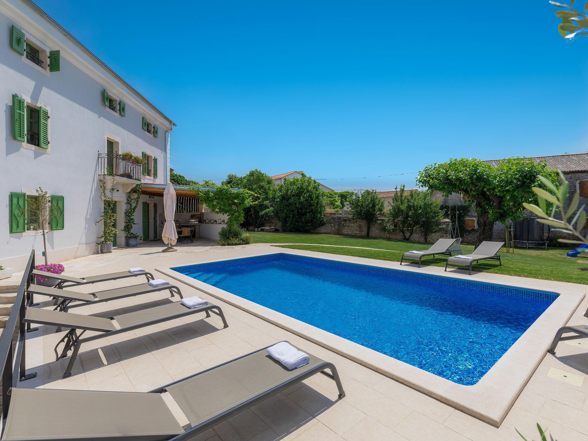 Photo 1 - Maison de 4 chambres à Višnjan avec piscine privée et vues à la mer