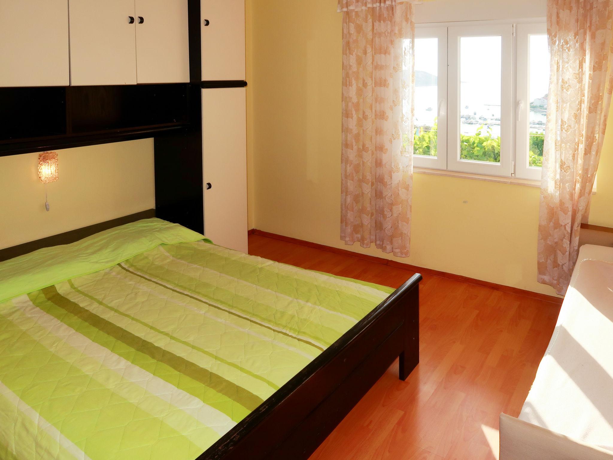 Foto 9 - Appartamento con 4 camere da letto a Rab con terrazza e vista mare