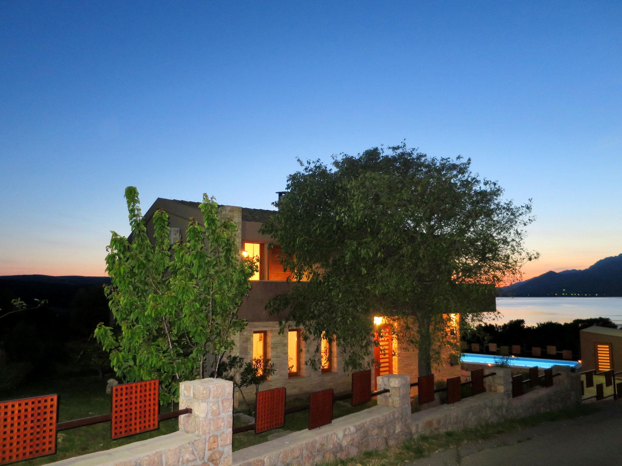 Foto 5 - Casa de 4 quartos em Jasenice com piscina privada e vistas do mar