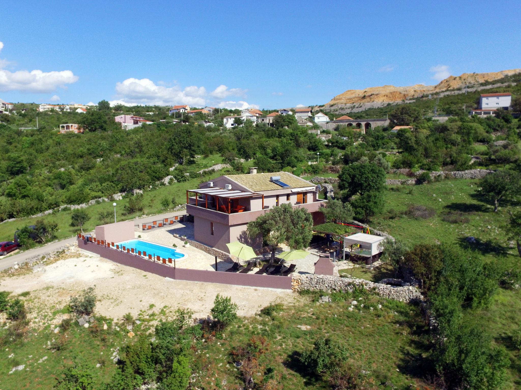 Foto 31 - Casa de 4 quartos em Jasenice com piscina privada e jardim