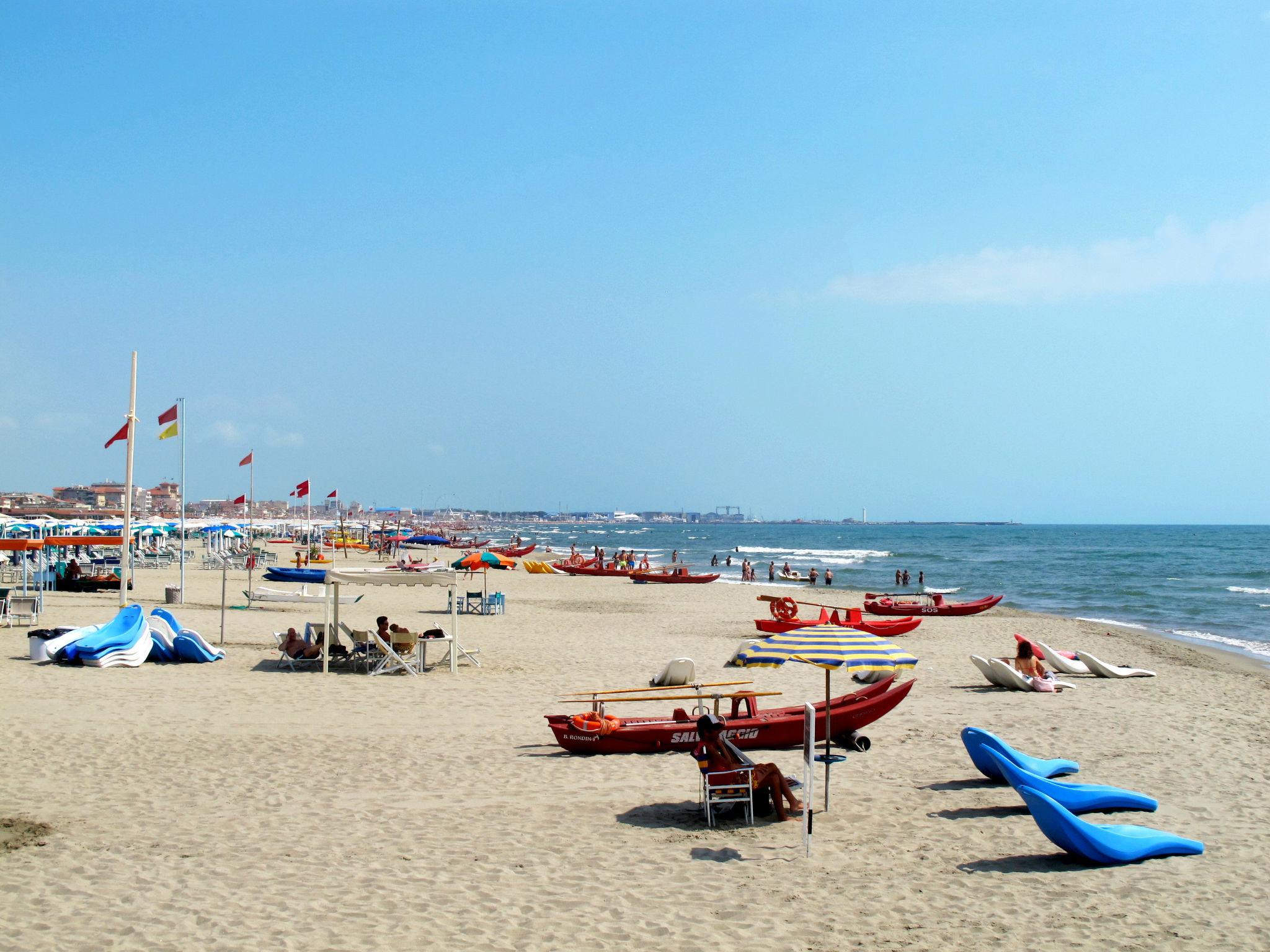 Foto 4 - Apartamento de 2 habitaciones en Viareggio con jardín y vistas al mar