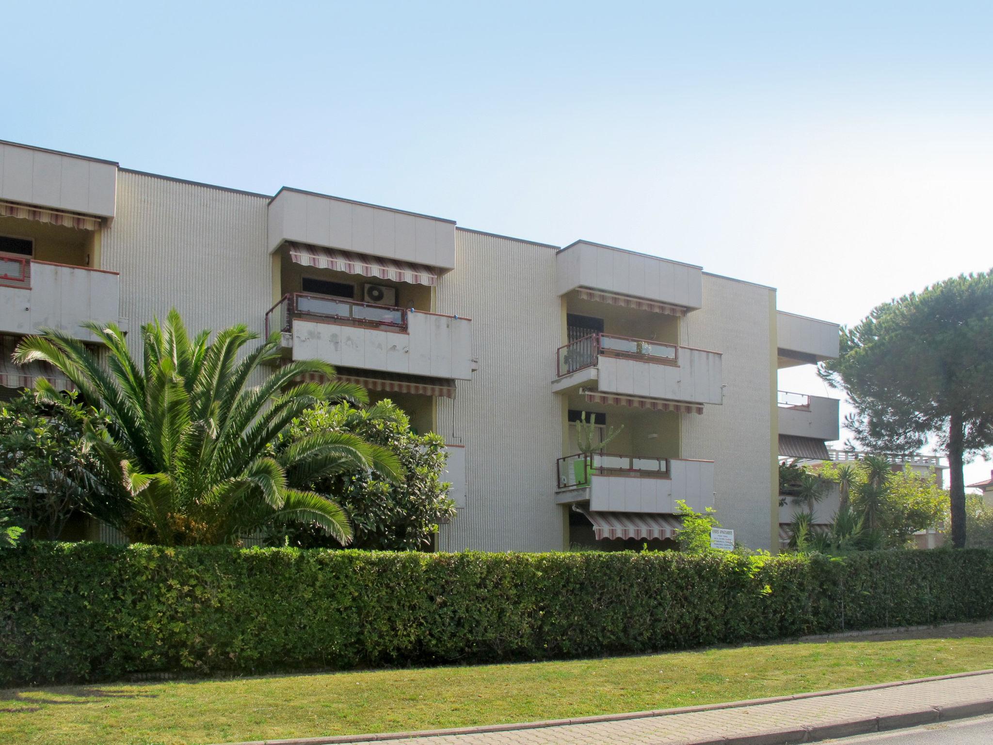 Photo 2 - Appartement de 2 chambres à Viareggio avec jardin et vues à la mer