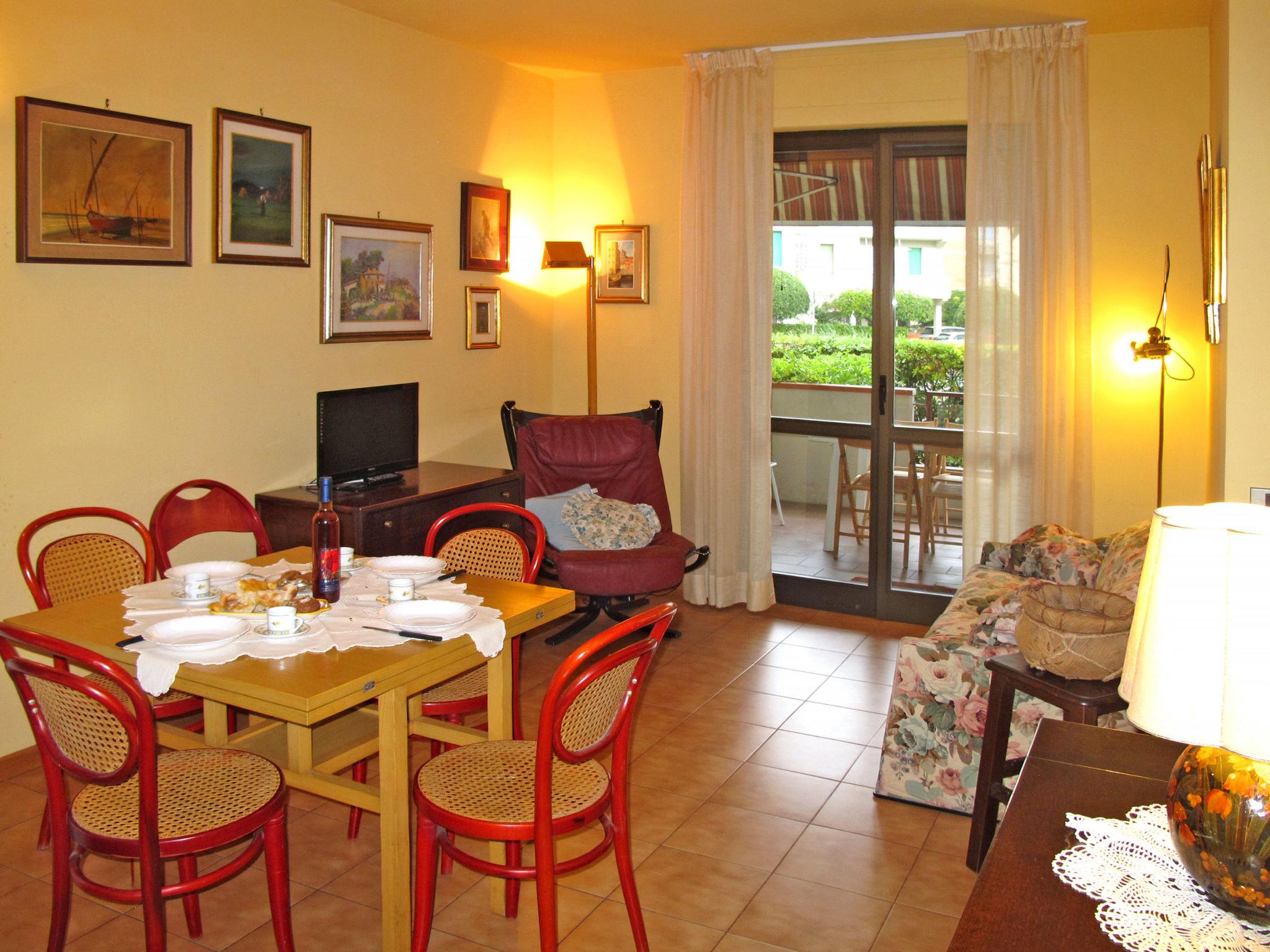 Photo 5 - 2 bedroom Apartment in Viareggio with garden and terrace