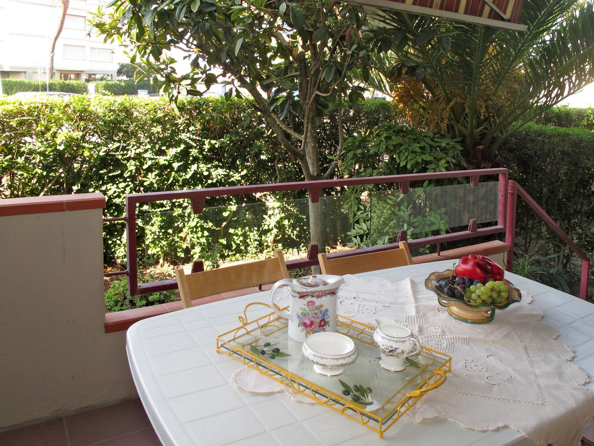 Foto 3 - Apartamento de 2 quartos em Viareggio com jardim e vistas do mar