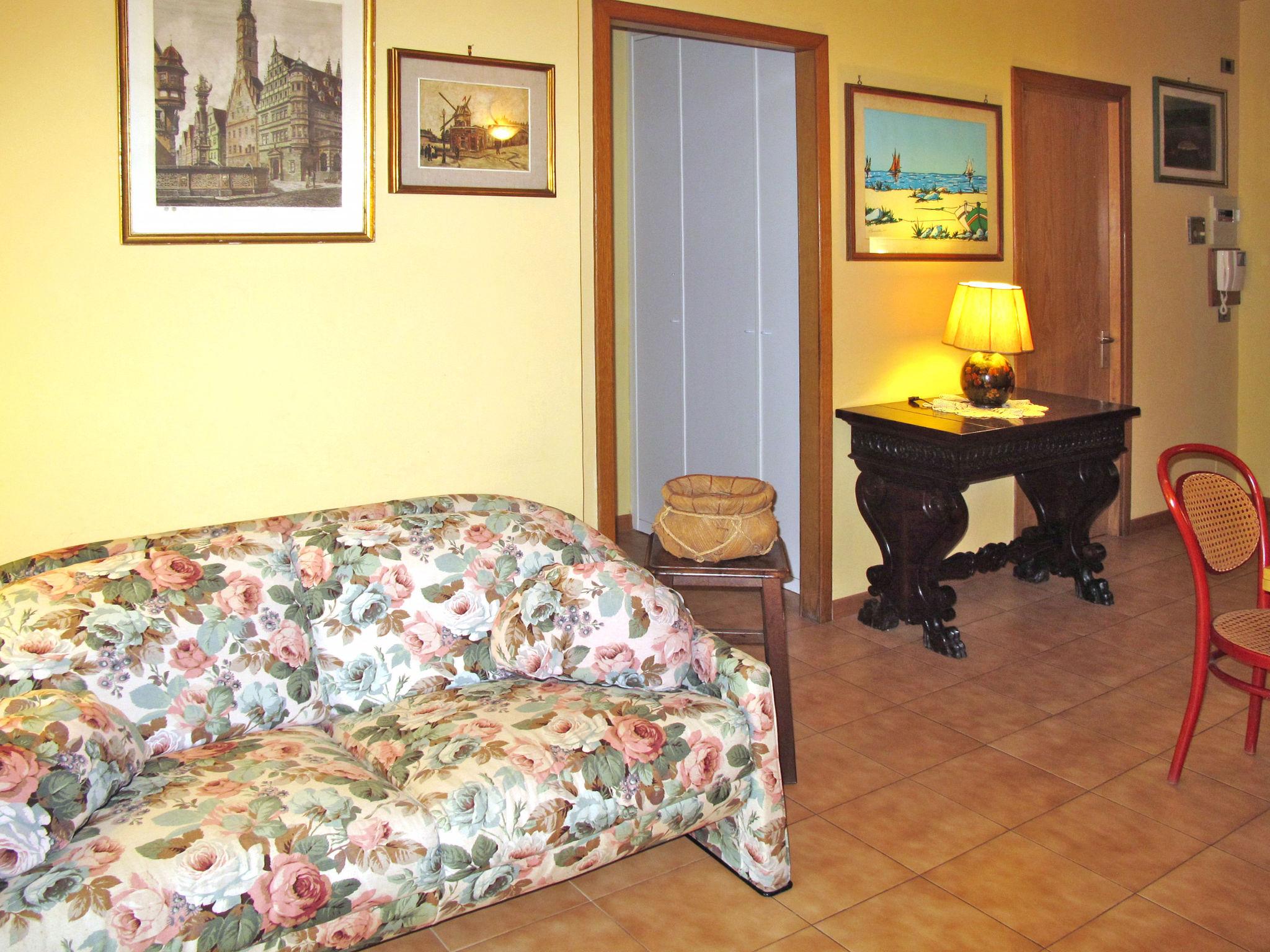 Photo 6 - 2 bedroom Apartment in Viareggio with garden and sea view