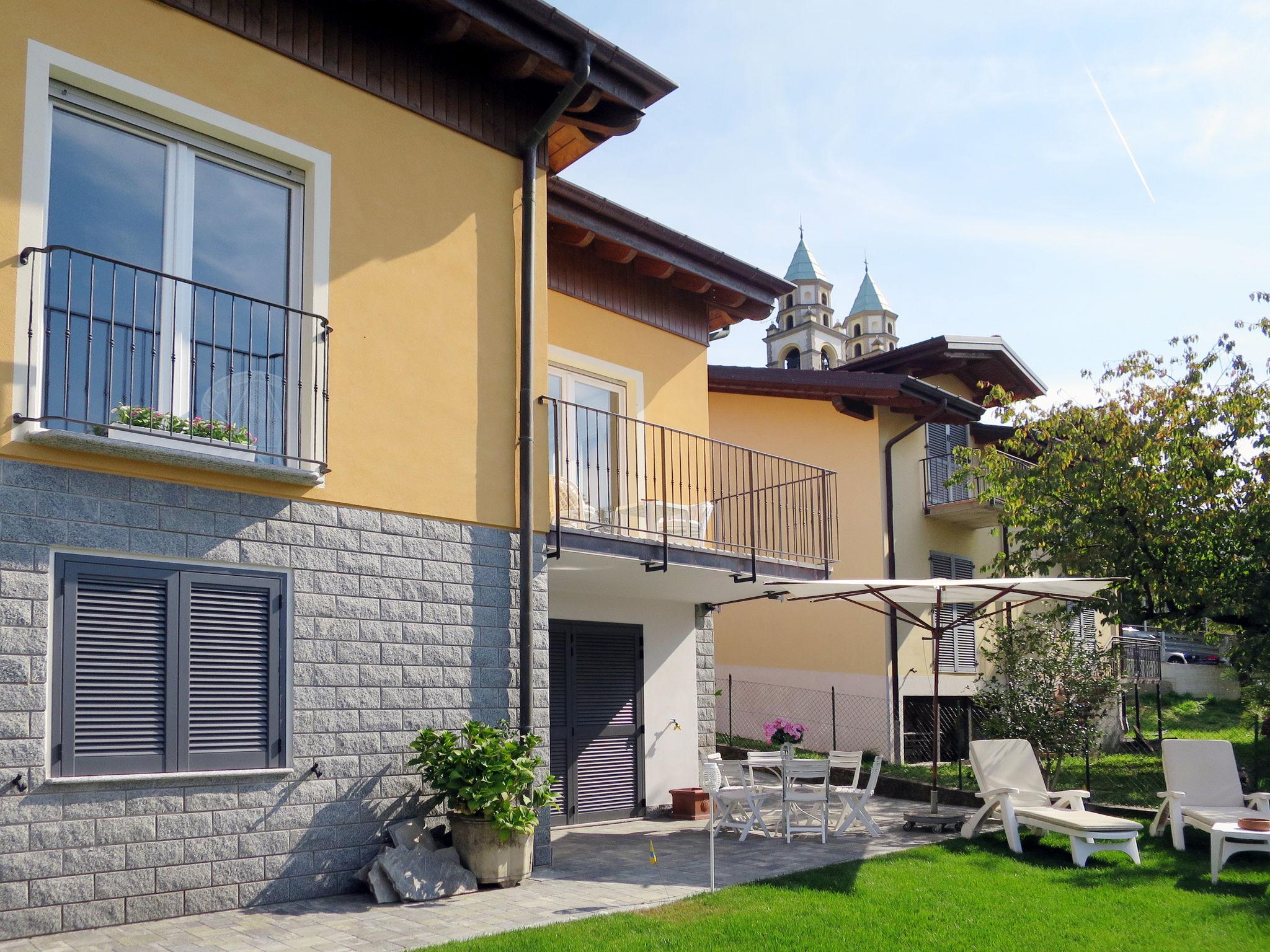 Foto 1 - Casa de 2 habitaciones en Luino con jardín y vistas a la montaña