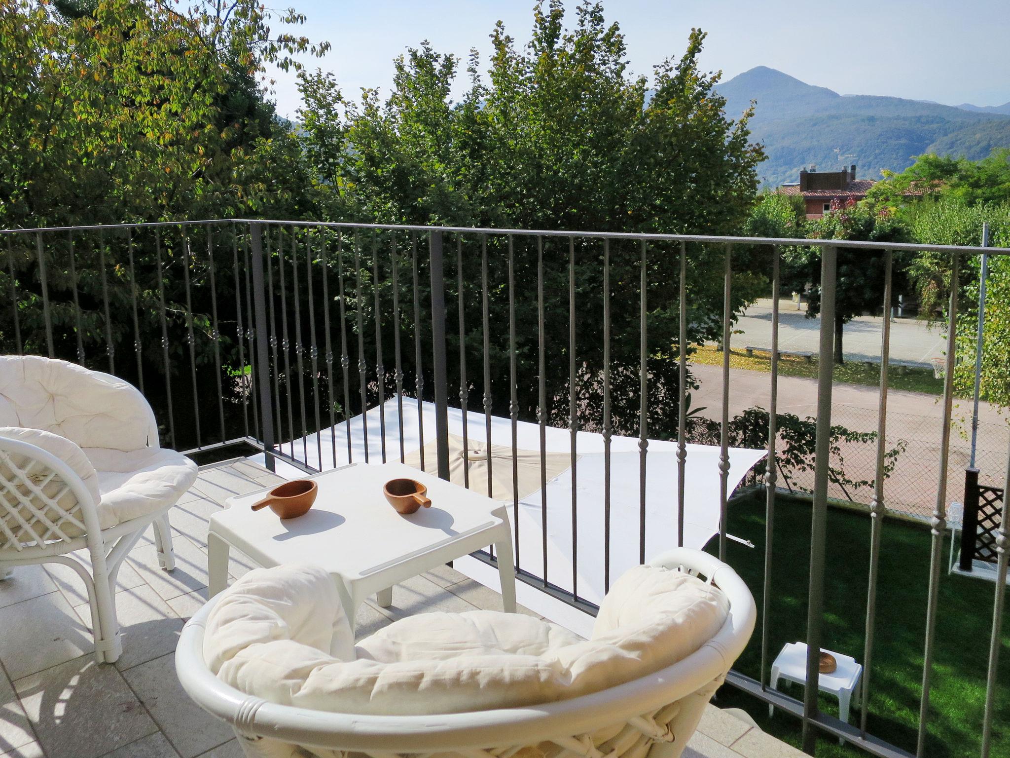 Photo 2 - Maison de 2 chambres à Luino avec jardin et vues sur la montagne