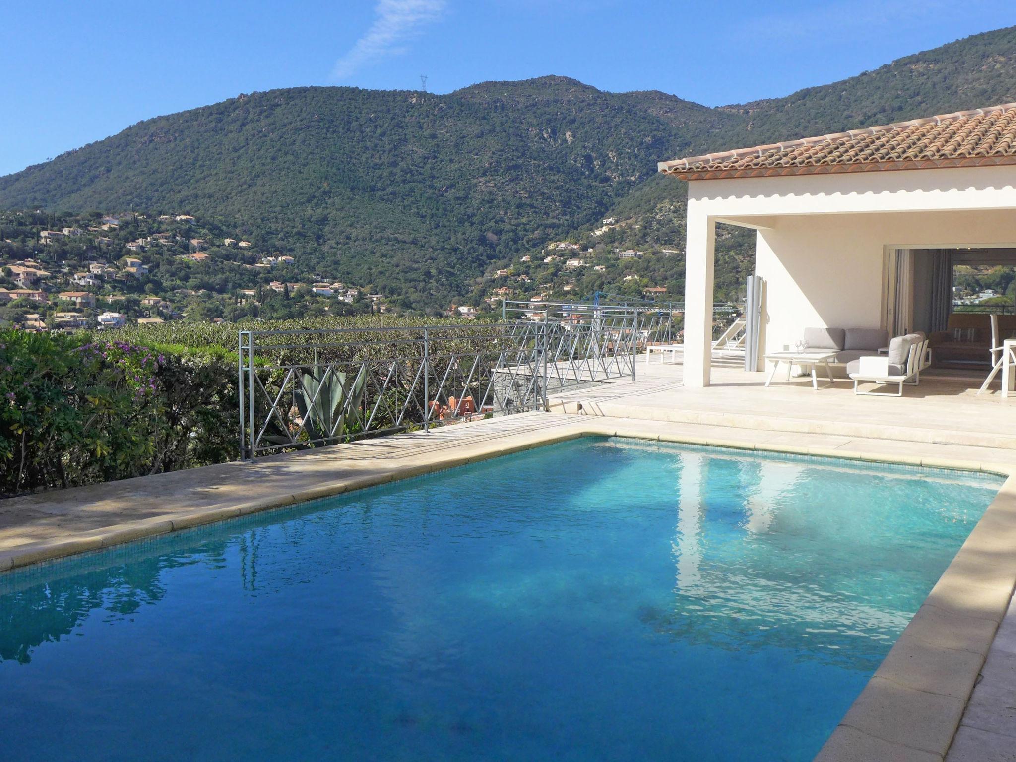 Foto 1 - Casa de 4 habitaciones en Cavalaire-sur-Mer con piscina privada y vistas al mar