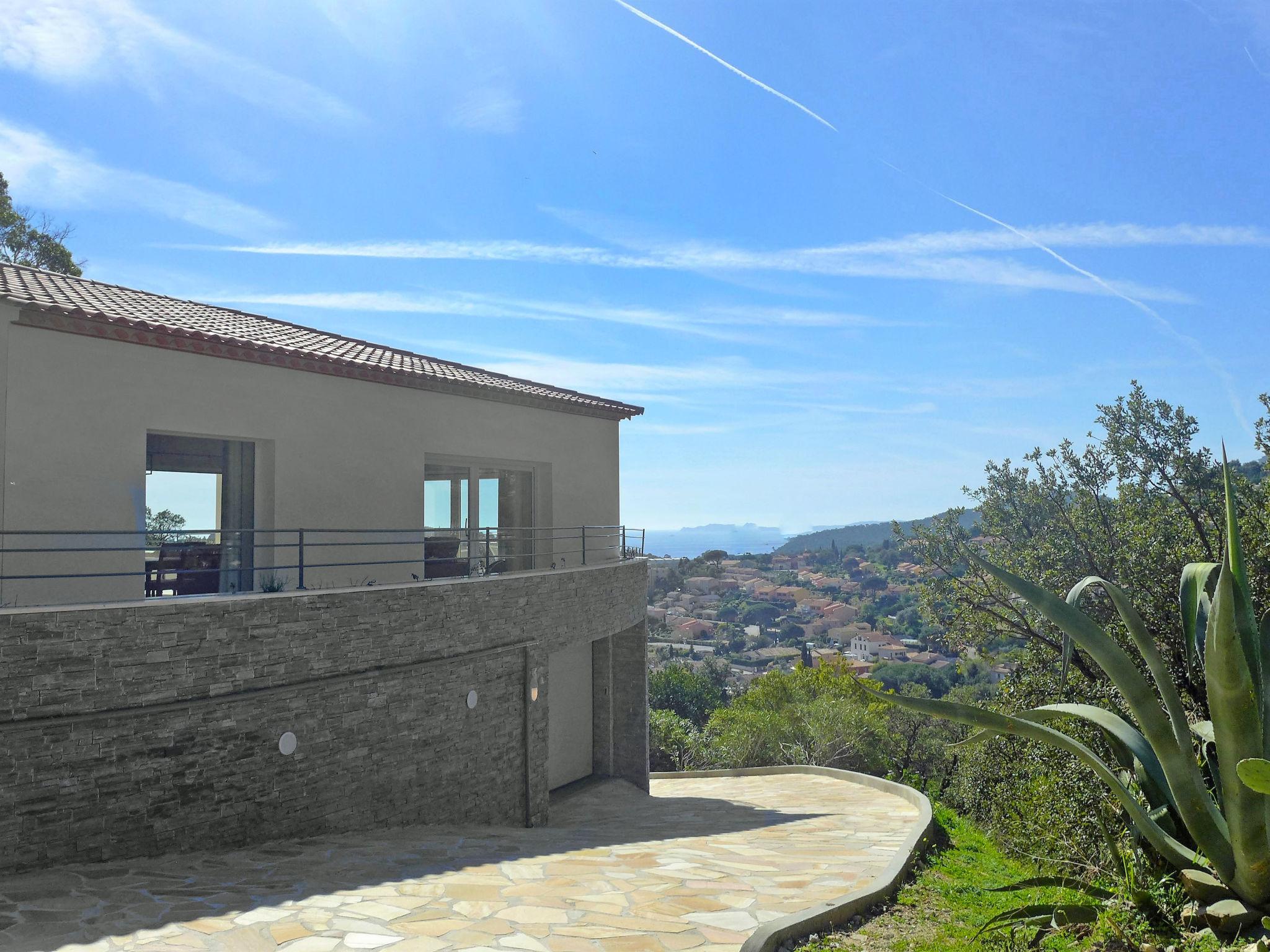 Photo 18 - 4 bedroom House in Cavalaire-sur-Mer with private pool and sea view