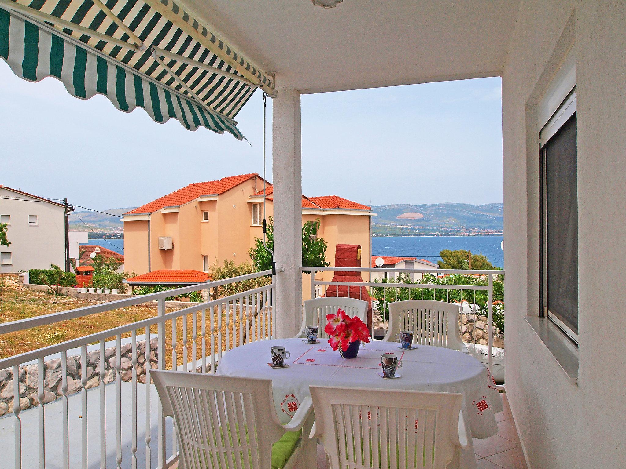 Foto 1 - Apartamento de 2 habitaciones en Split con jardín y vistas al mar