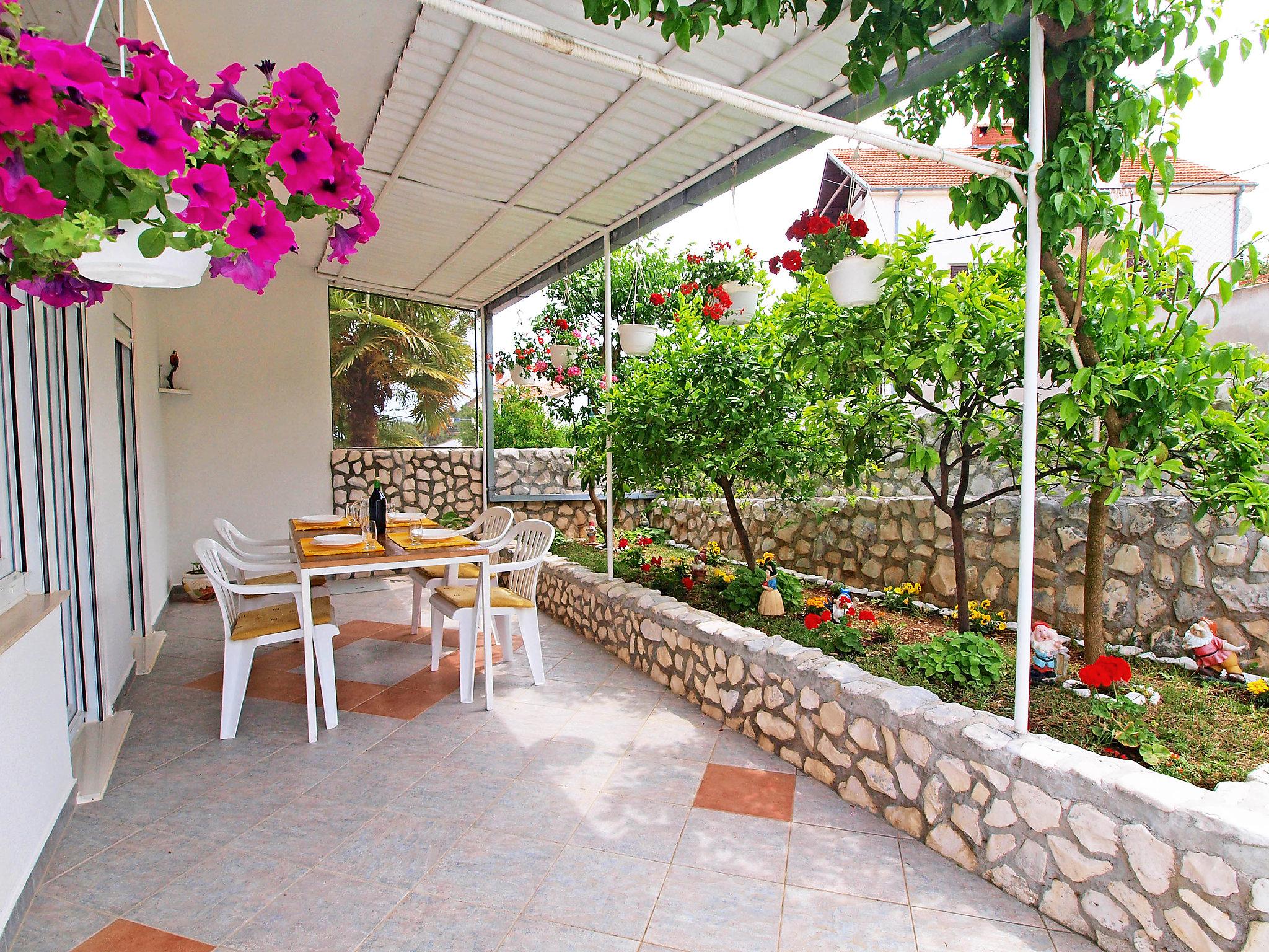 Foto 2 - Apartamento de 2 habitaciones en Split con jardín y vistas al mar