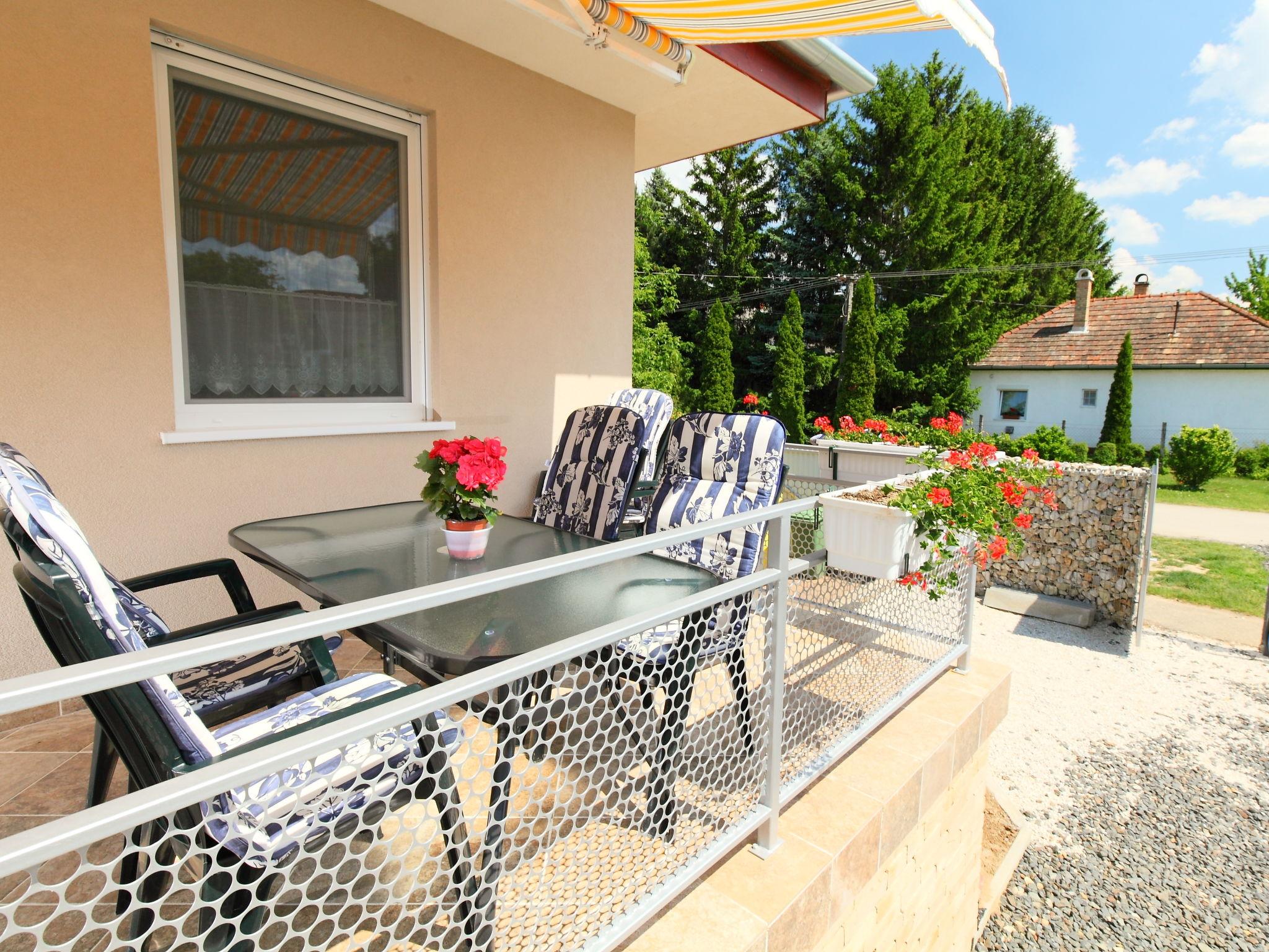 Photo 2 - 3 bedroom Apartment in Balatonszemes with garden and mountain view