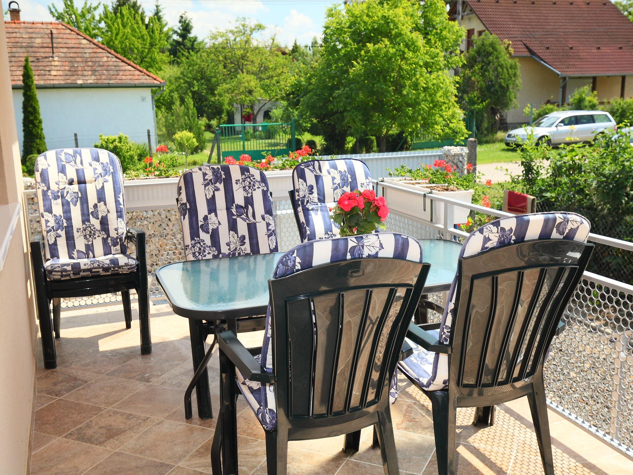 Foto 15 - Apartamento de 3 quartos em Balatonszemes com jardim e terraço