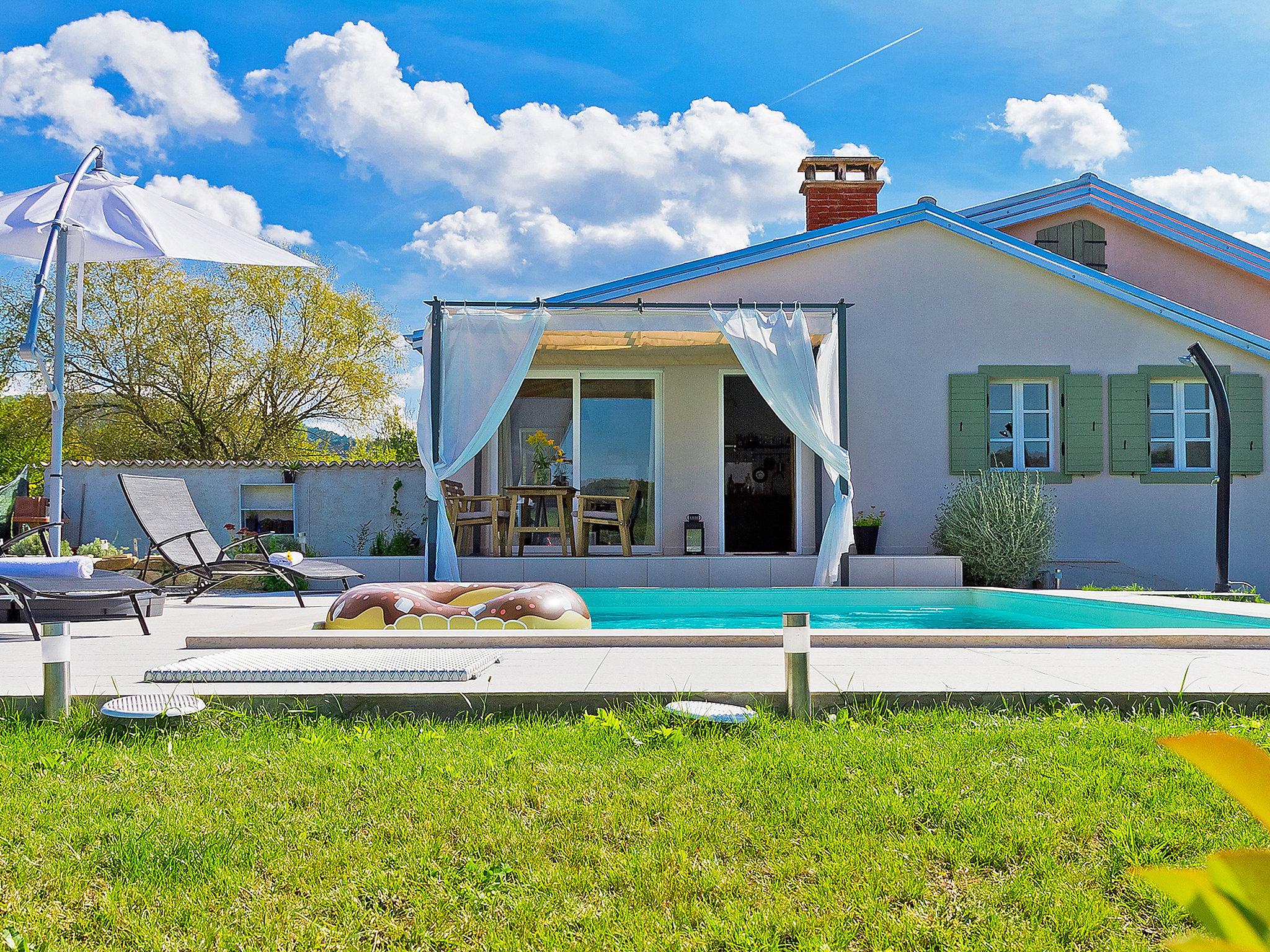 Foto 5 - Casa de 2 habitaciones en Motovun con piscina privada y jardín
