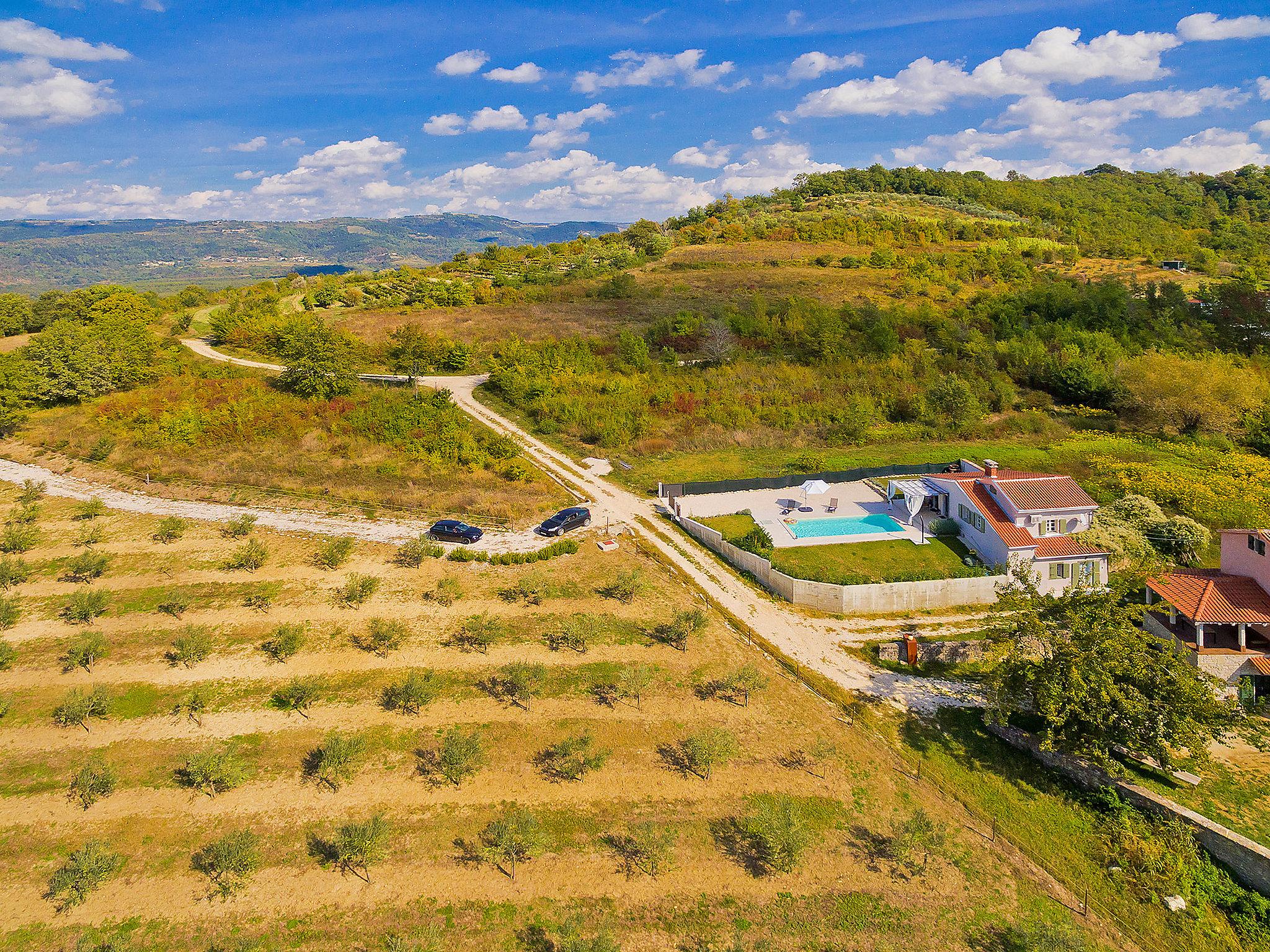 Foto 25 - Casa con 2 camere da letto a Motovun con piscina privata e giardino