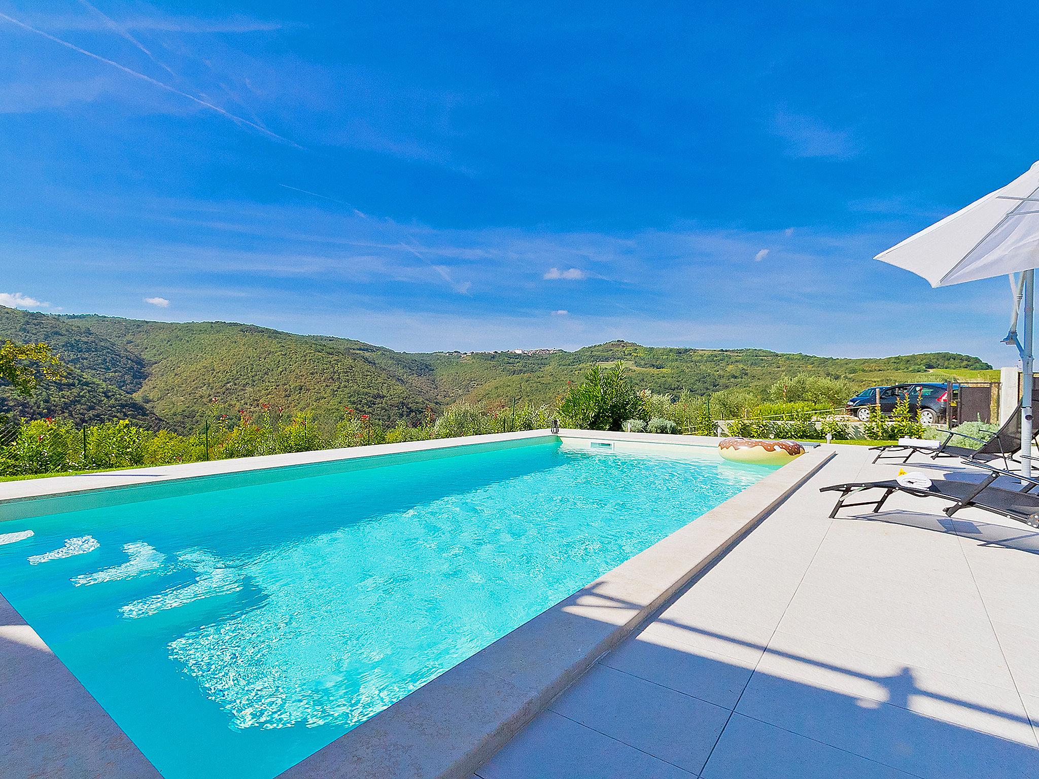Photo 2 - Maison de 2 chambres à Motovun avec piscine privée et jardin